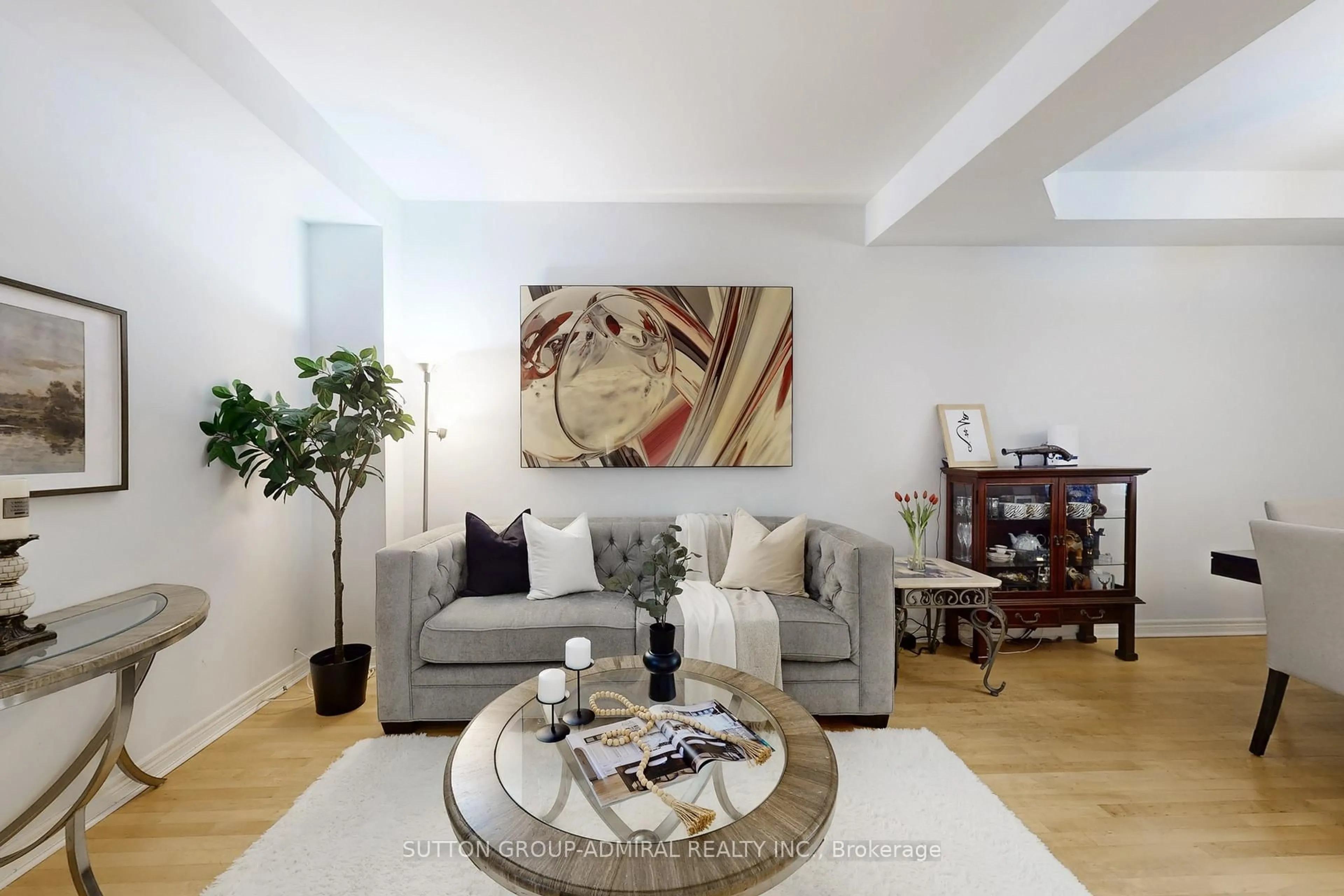 Living room with furniture, unknown for 76 Westbury Crt, Richmond Hill Ontario L4S 2L2