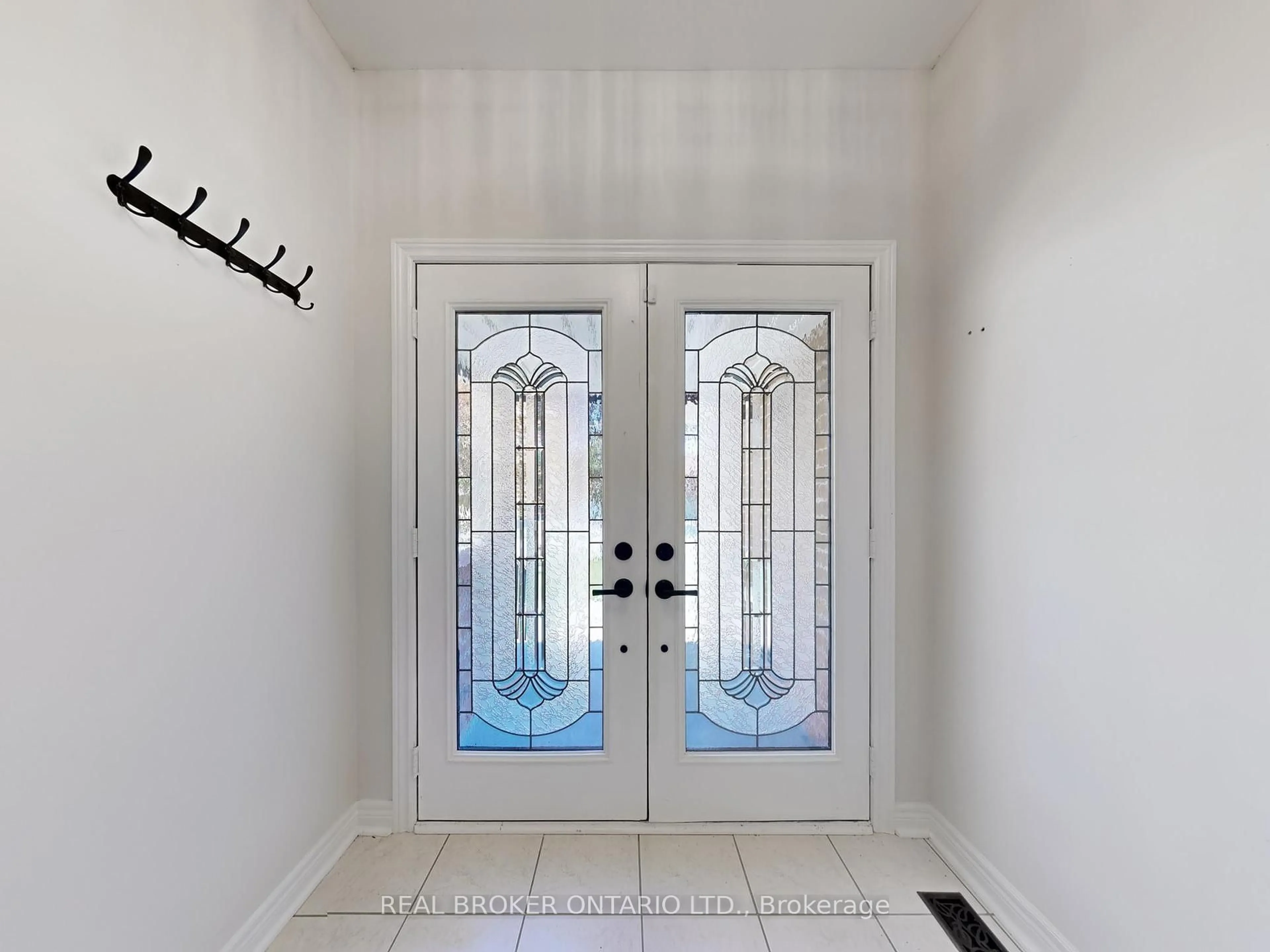 Indoor entryway for 801 Colter St, Newmarket Ontario L3X 2V2