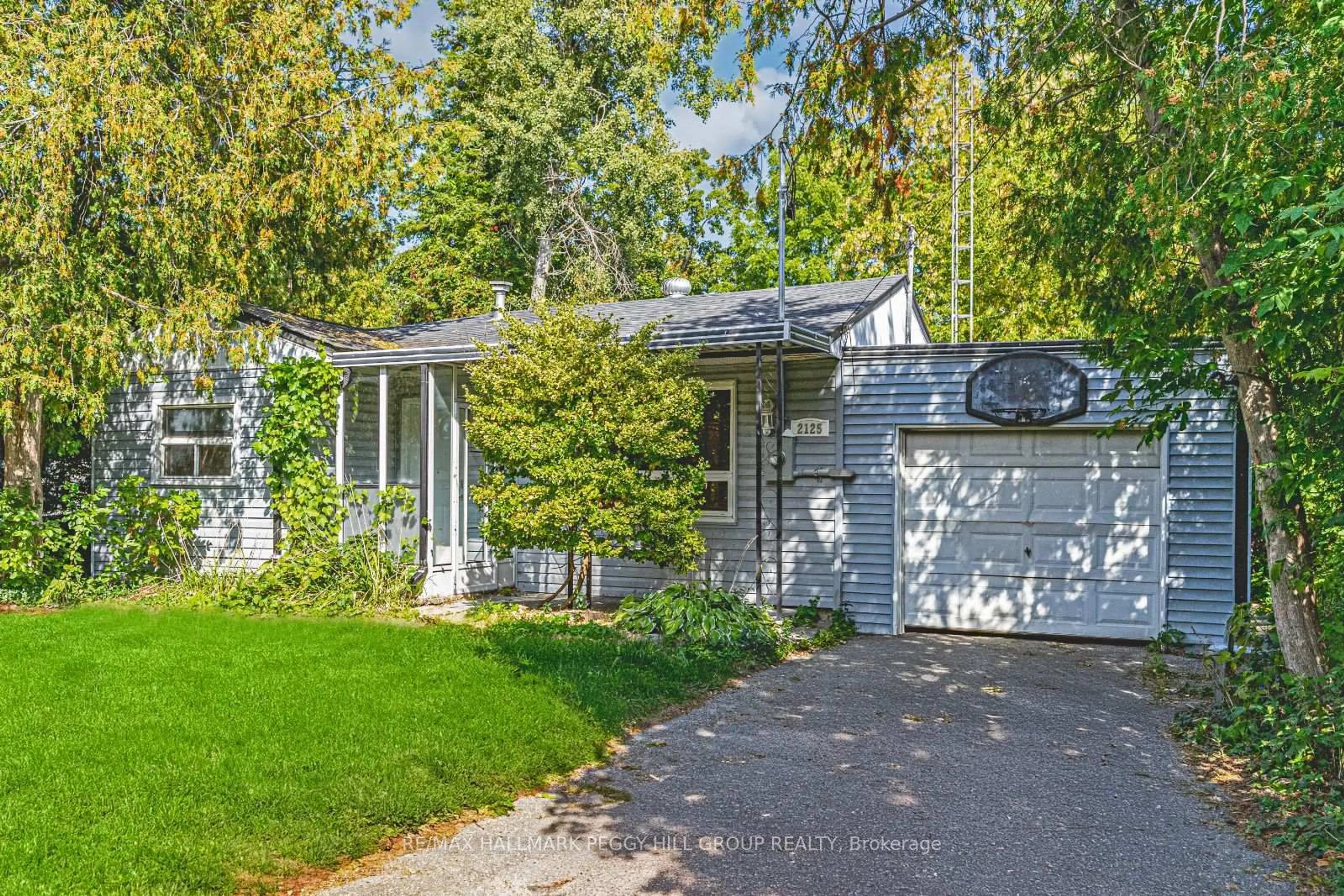 Home with vinyl exterior material, street for 2125 Willard Ave, Innisfil Ontario L9S 2C2