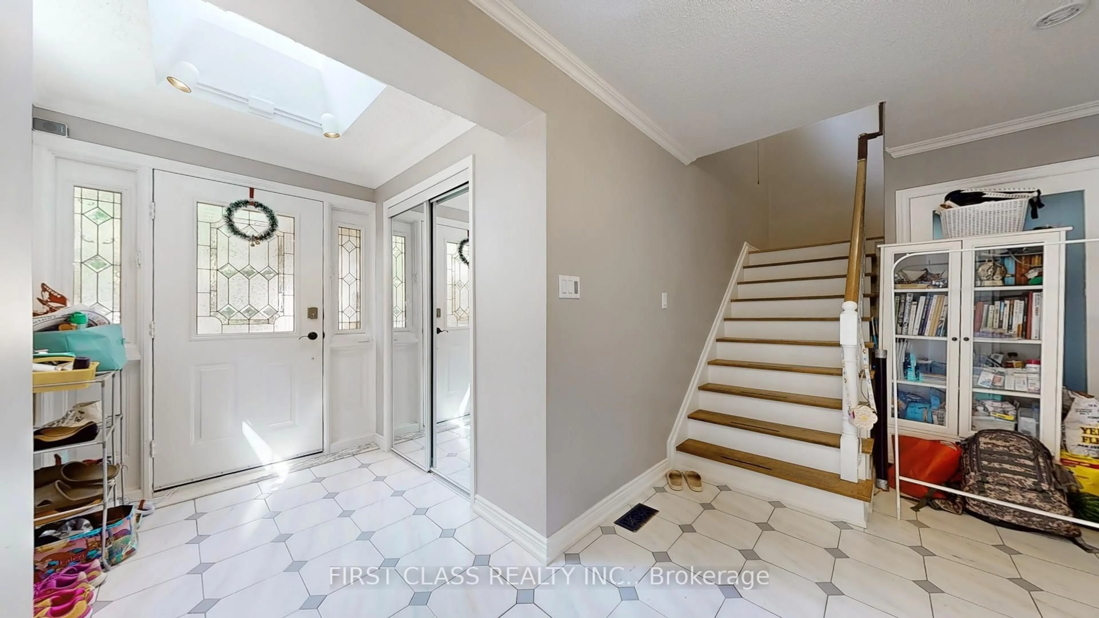 Indoor foyer for 31 Richwood Dr, Markham Ontario L3P 3Y7