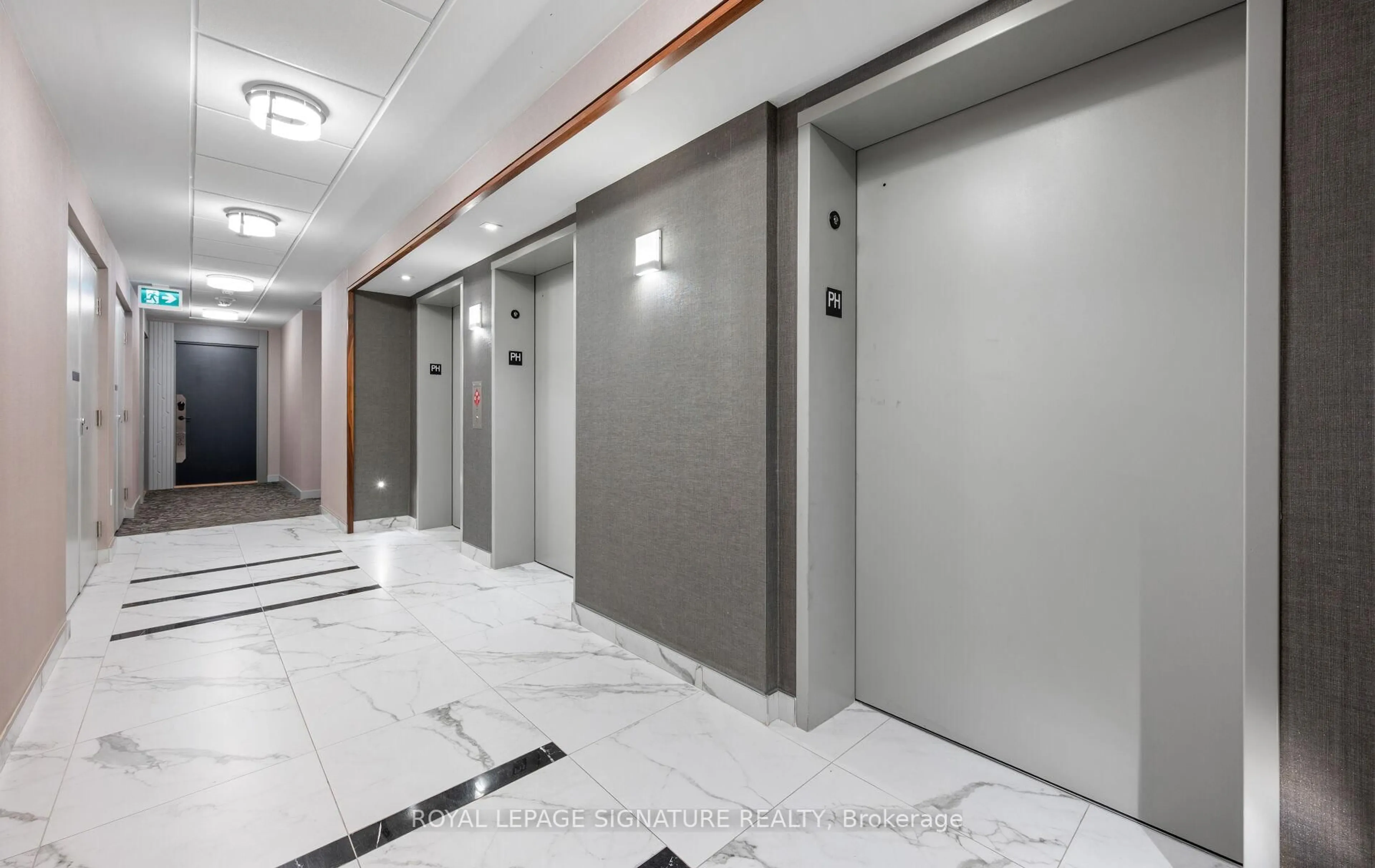 Indoor foyer for 105 Oneida Cres #PH07, Richmond Hill Ontario L4B 0H6