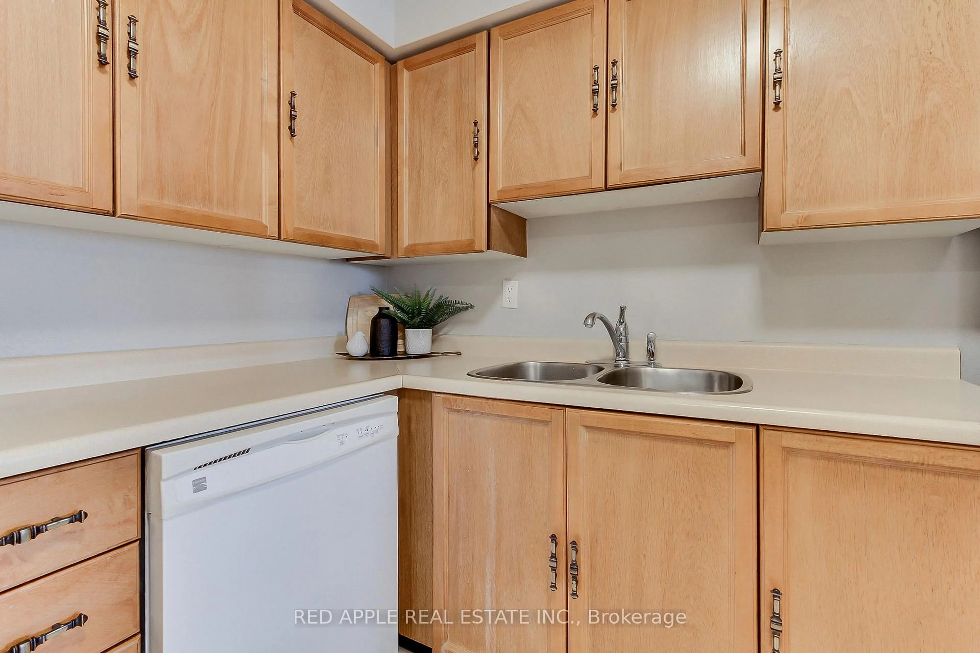 Standard kitchen, unknown for 250 Davis Dr #910, Newmarket Ontario L3Y 7T7