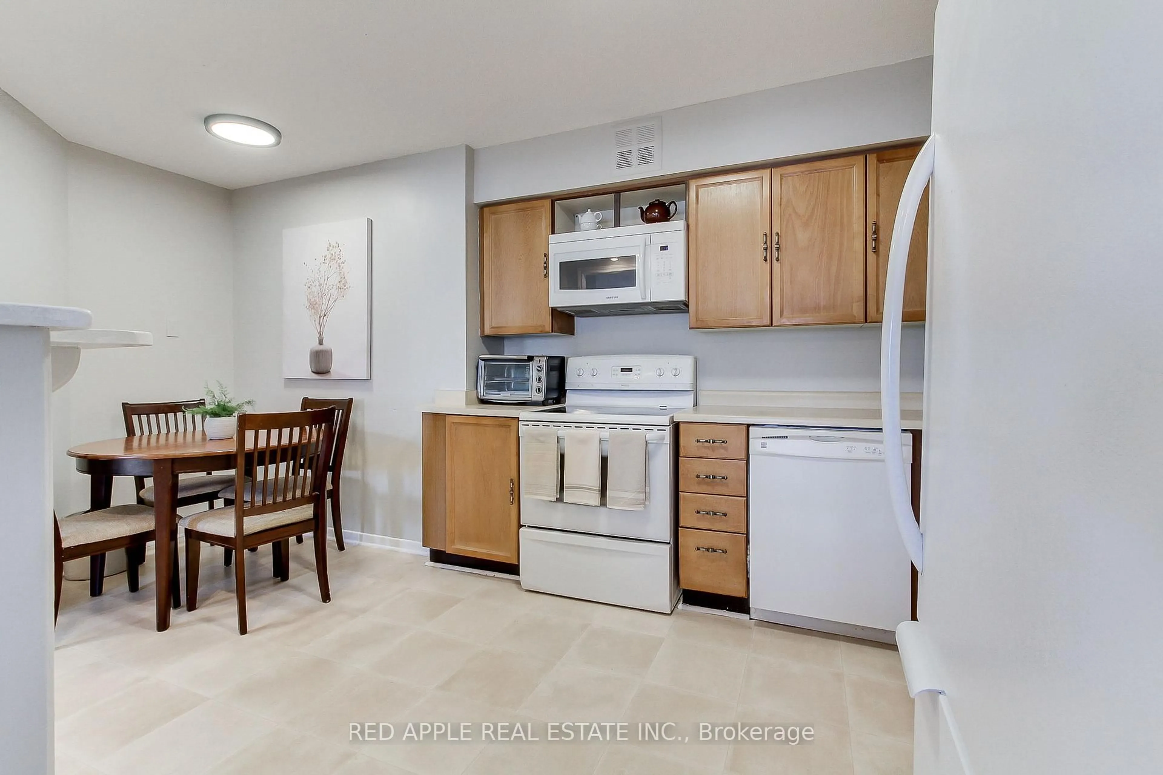 Standard kitchen, unknown for 250 Davis Dr #910, Newmarket Ontario L3Y 7T7