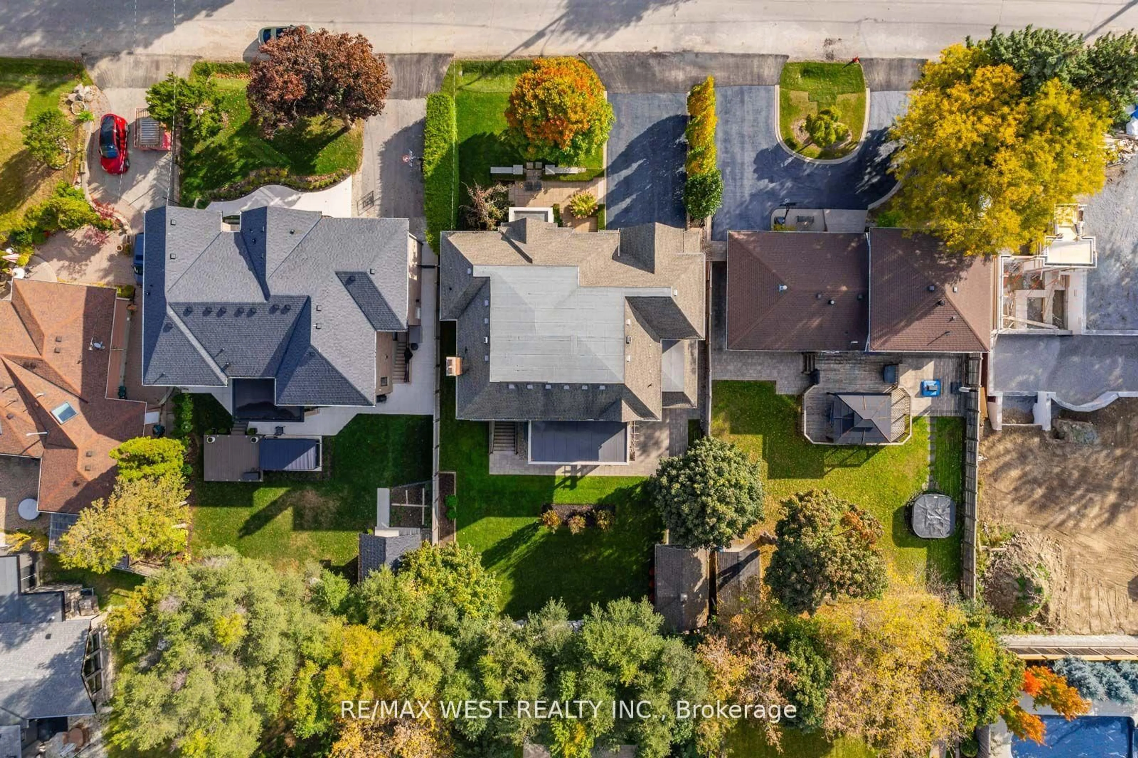 A pic from outside/outdoor area/front of a property/back of a property/a pic from drone, street for 6 Weller Cres, Vaughan Ontario L6A 1E4