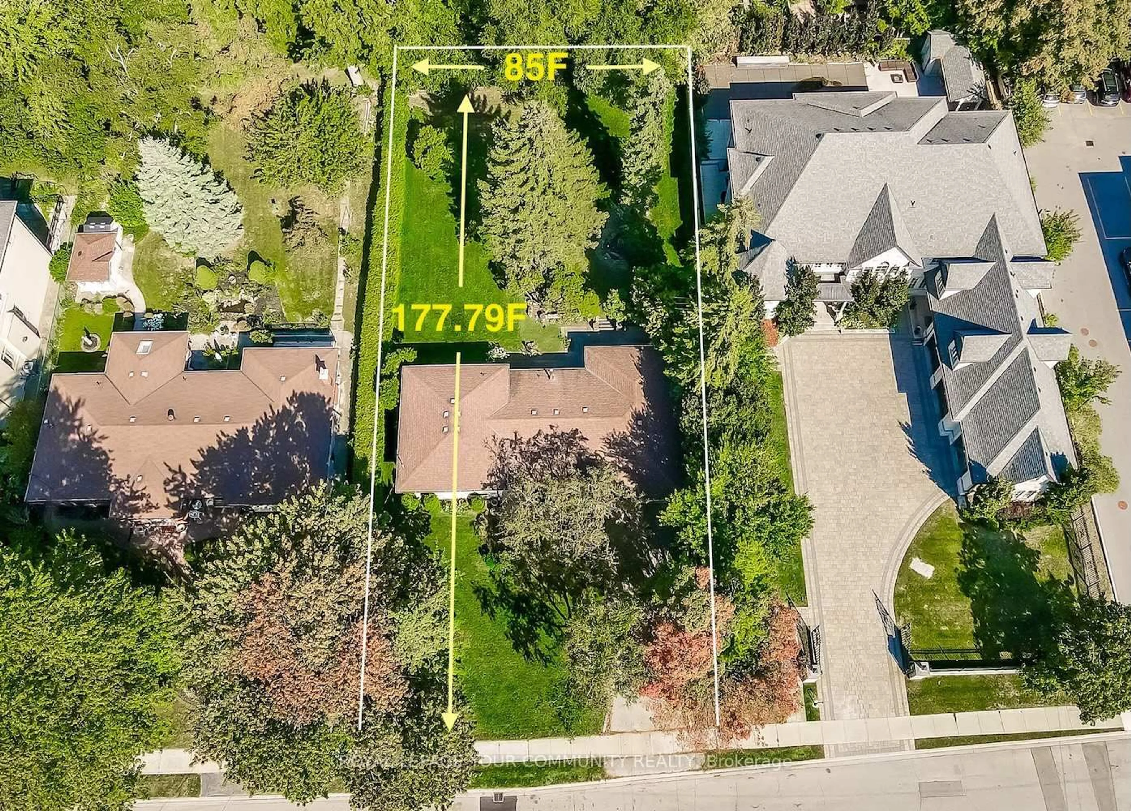 A pic from outside/outdoor area/front of a property/back of a property/a pic from drone, street for 230 Duncan Rd, Richmond Hill Ontario L4C 6J9
