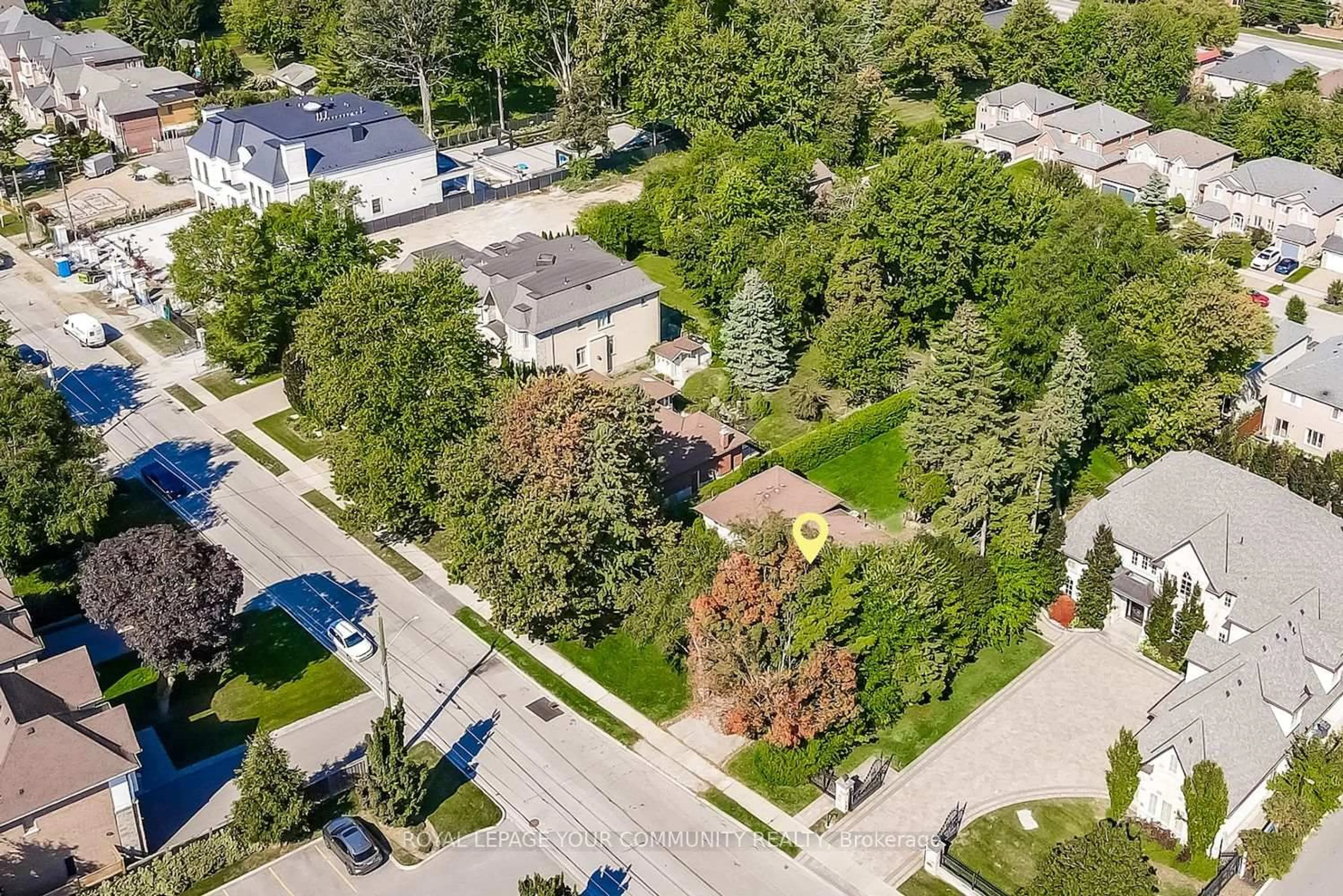 A pic from outside/outdoor area/front of a property/back of a property/a pic from drone, street for 230 Duncan Rd, Richmond Hill Ontario L4C 6J9