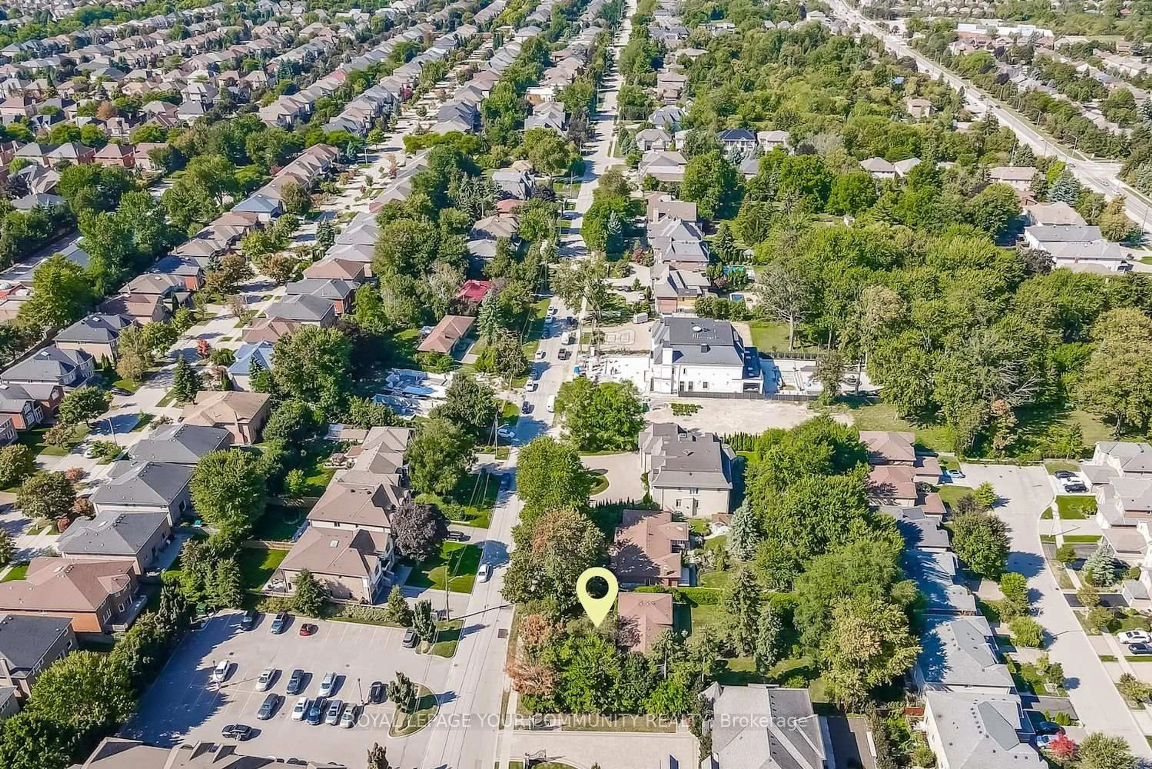 A pic from outside/outdoor area/front of a property/back of a property/a pic from drone, street for 230 Duncan Rd, Richmond Hill Ontario L4C 6J9