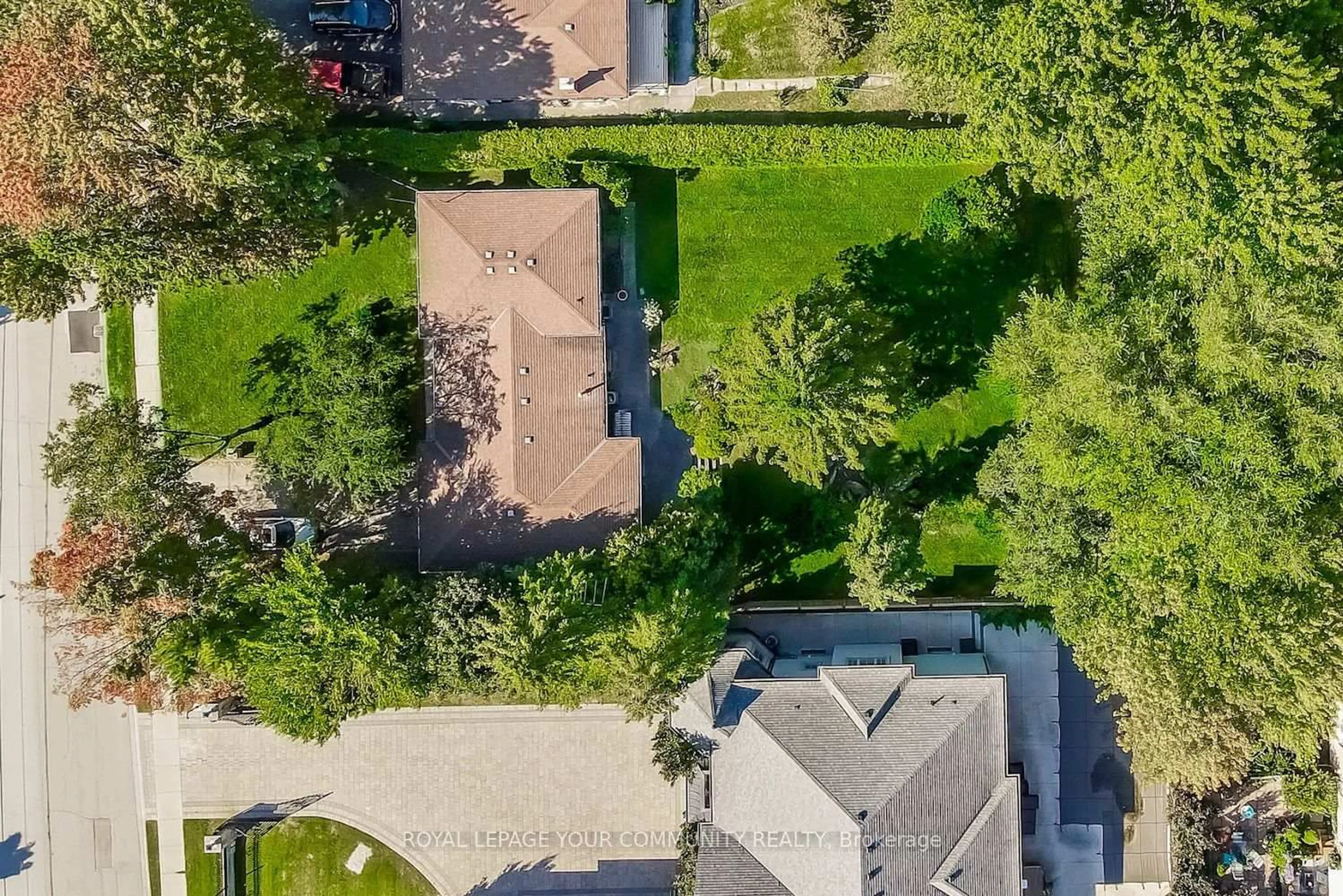 A pic from outside/outdoor area/front of a property/back of a property/a pic from drone, street for 230 Duncan Rd, Richmond Hill Ontario L4C 6J9