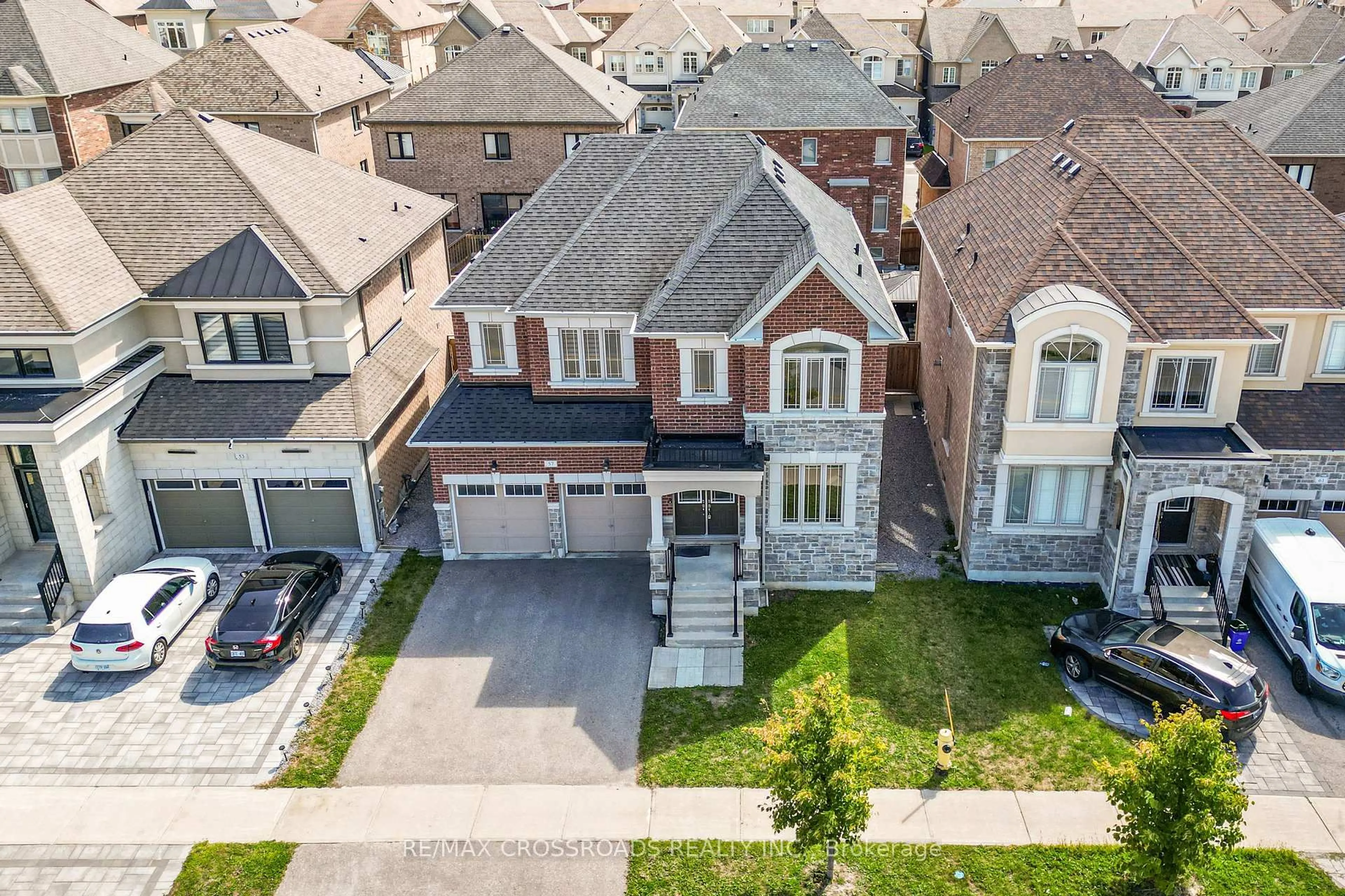 A pic from outside/outdoor area/front of a property/back of a property/a pic from drone, street for 57 Walter English Dr, East Gwillimbury Ontario L9N 0R8