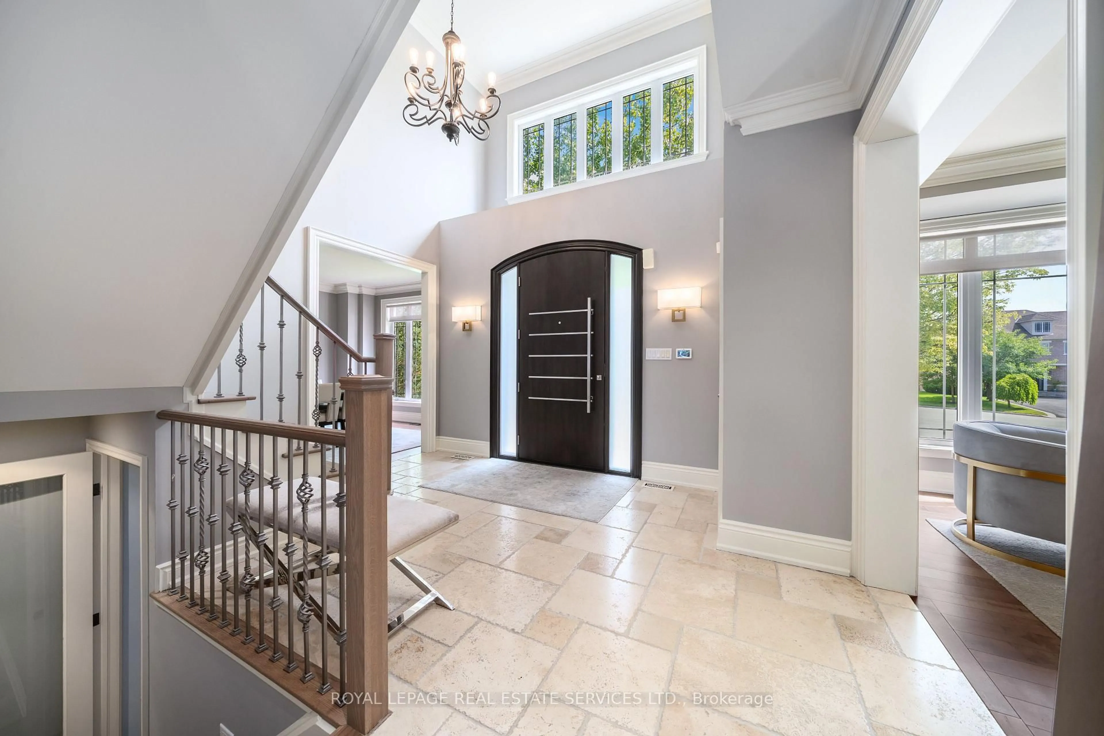 Indoor entryway for 16 Sherman Oaks Crt, Aurora Ontario L4G 7T5