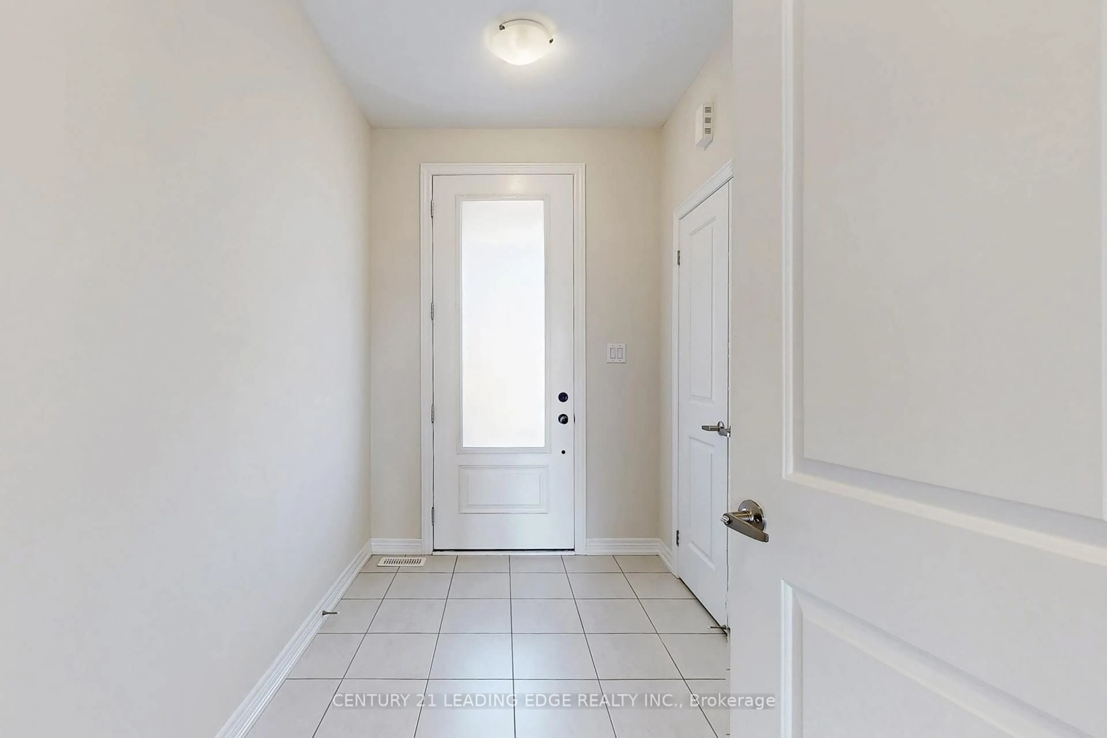 Indoor entryway for 2023 Mullen St, Innisfil Ontario L9S 0J8