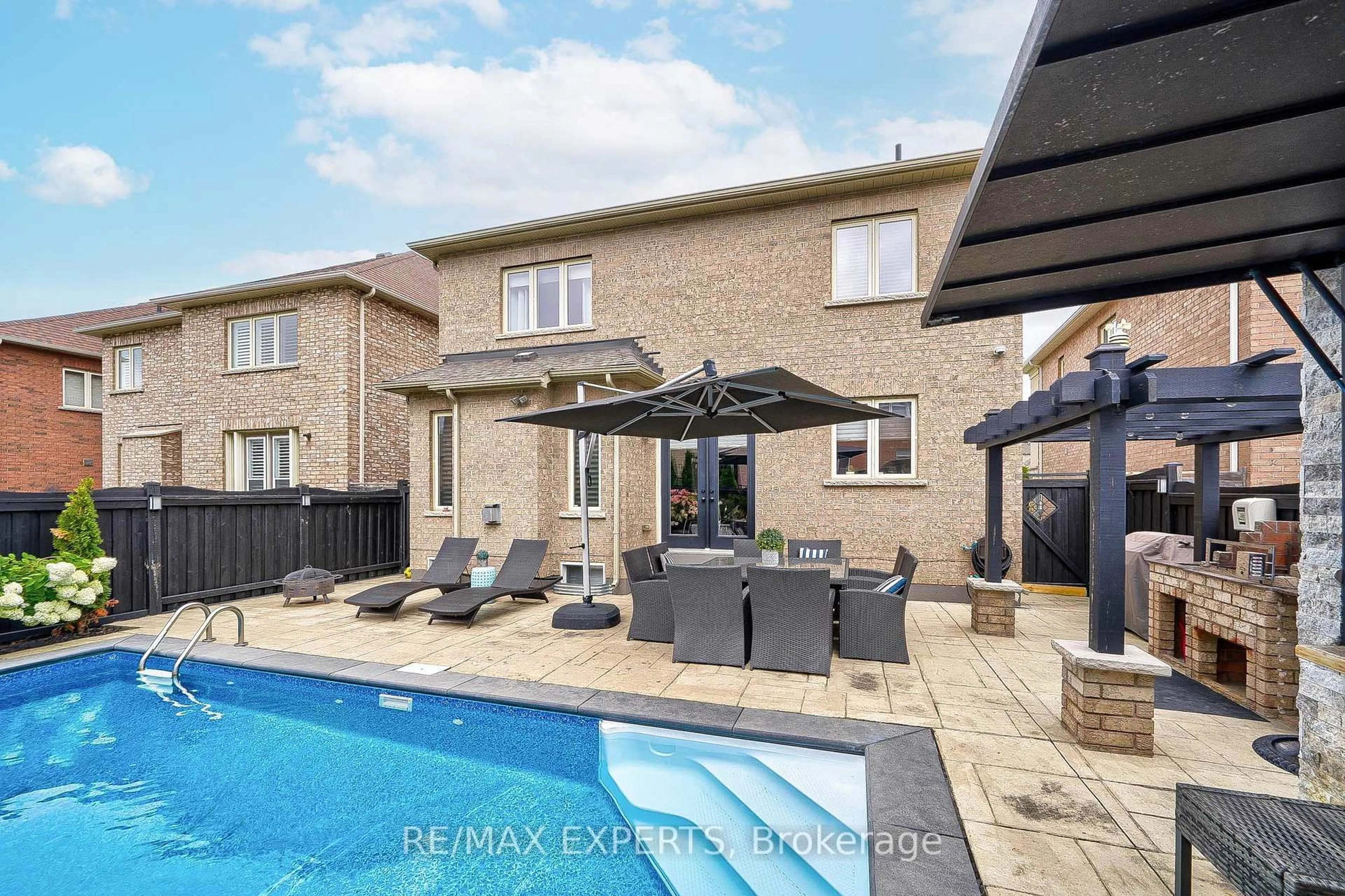 A pic from outside/outdoor area/front of a property/back of a property/a pic from drone, street for 265 Chatfield Dr, Vaughan Ontario L4H 3R8
