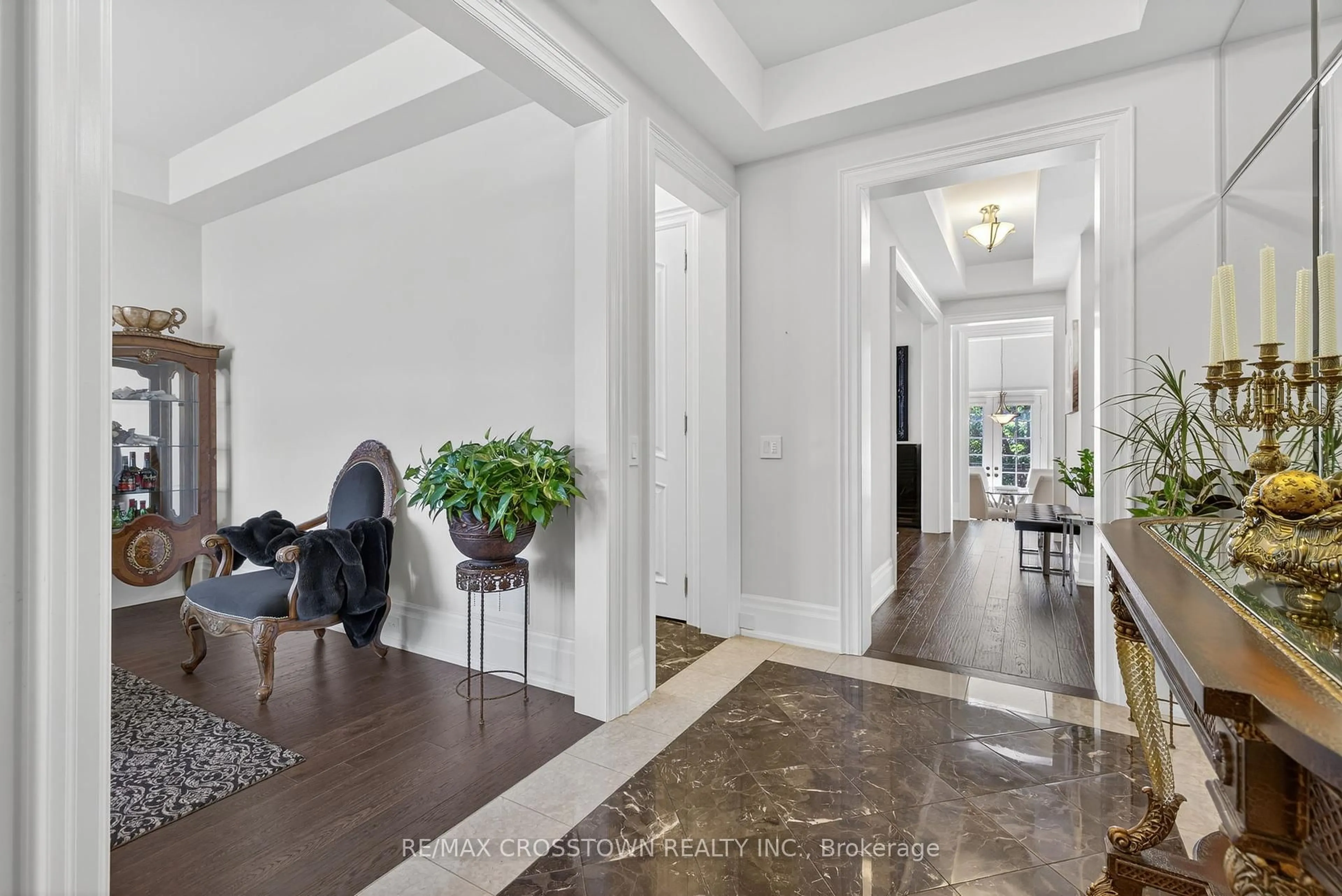 Indoor entryway for 10 Annsleywood Crt, Vaughan Ontario L4H 4G6