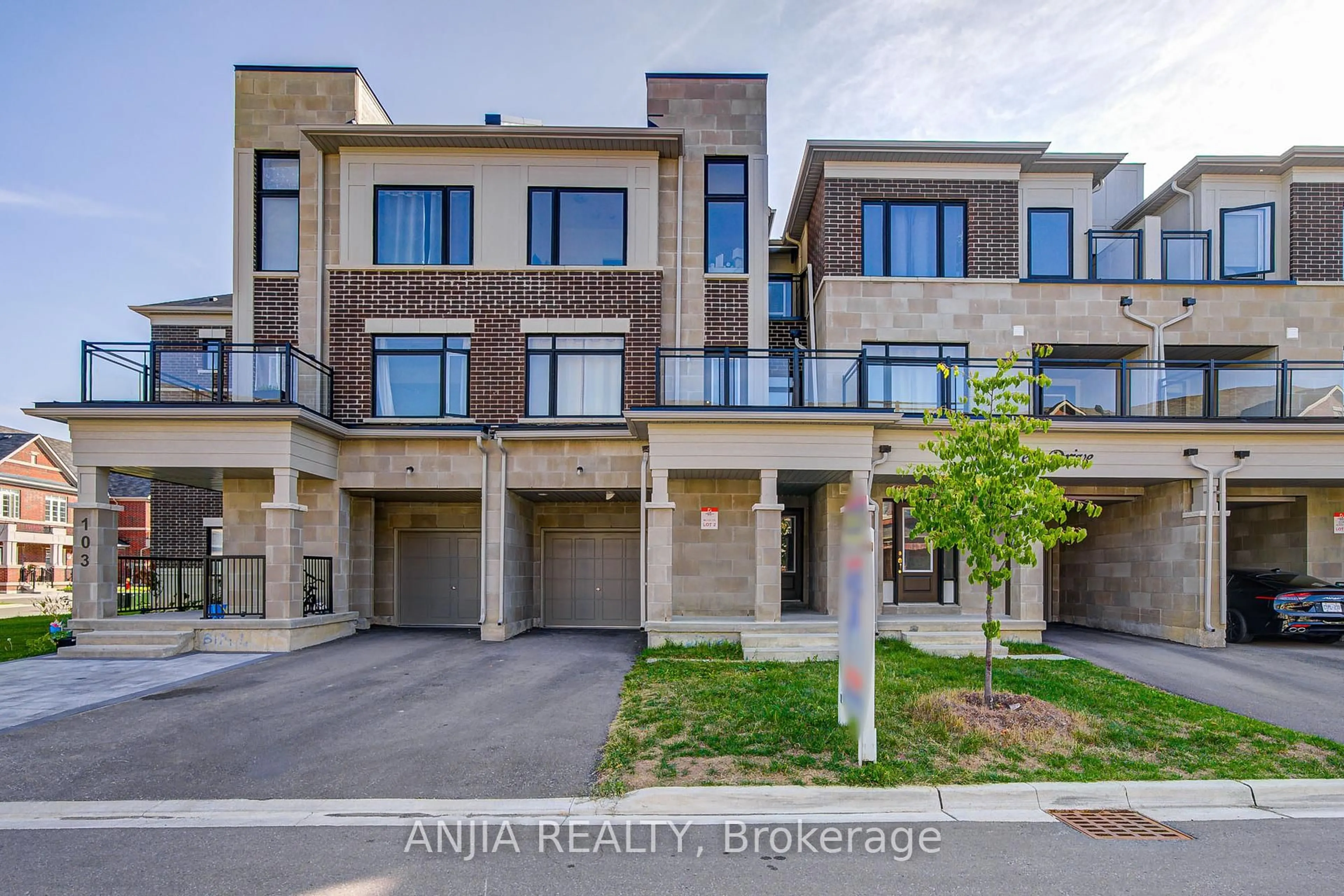 A pic from outside/outdoor area/front of a property/back of a property/a pic from drone, street for 105 Ness Dr, Richmond Hill Ontario L4S 0K9