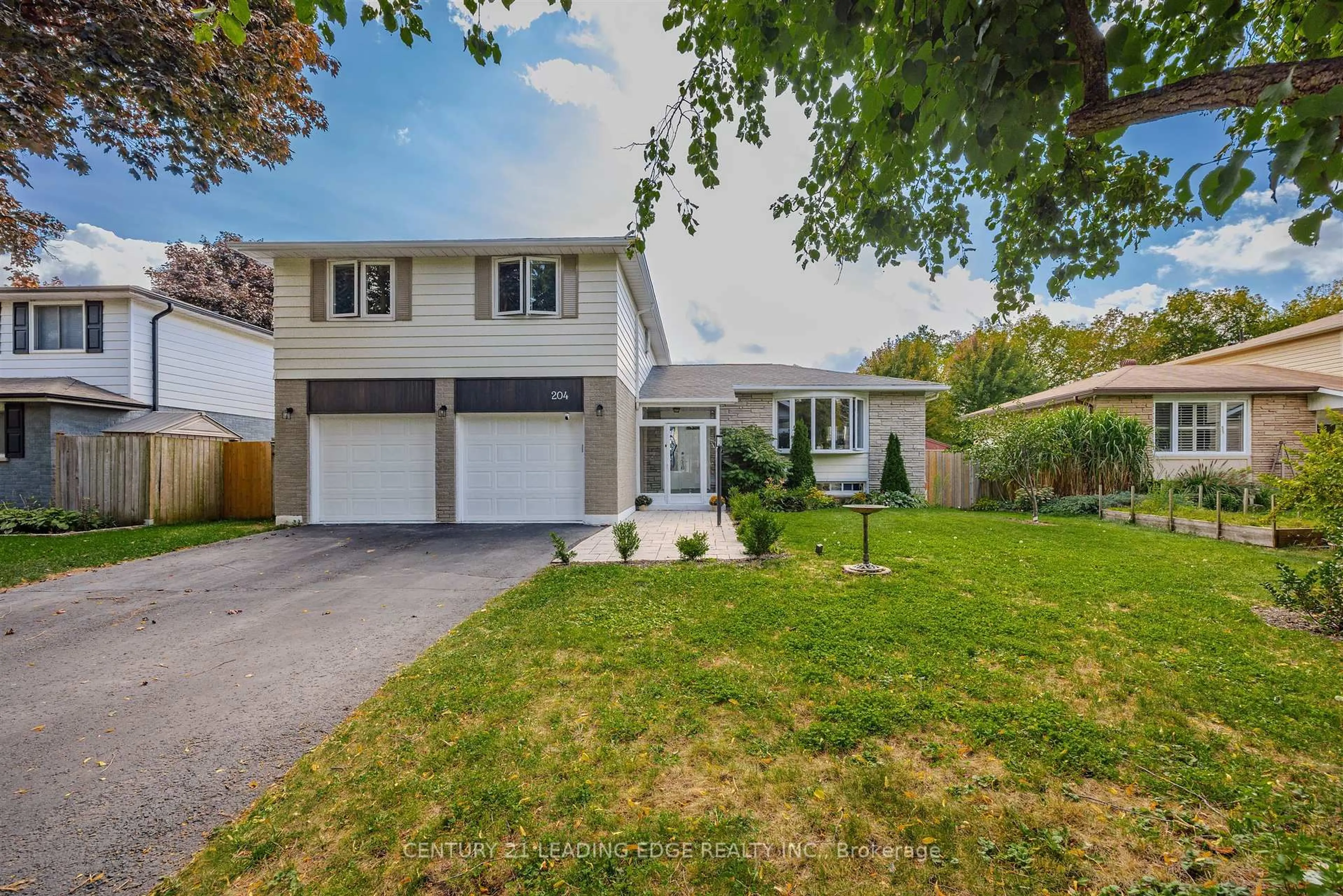 Home with vinyl exterior material, street for 204 Hawthorn Ave, Whitchurch-Stouffville Ontario L4A 4Y3