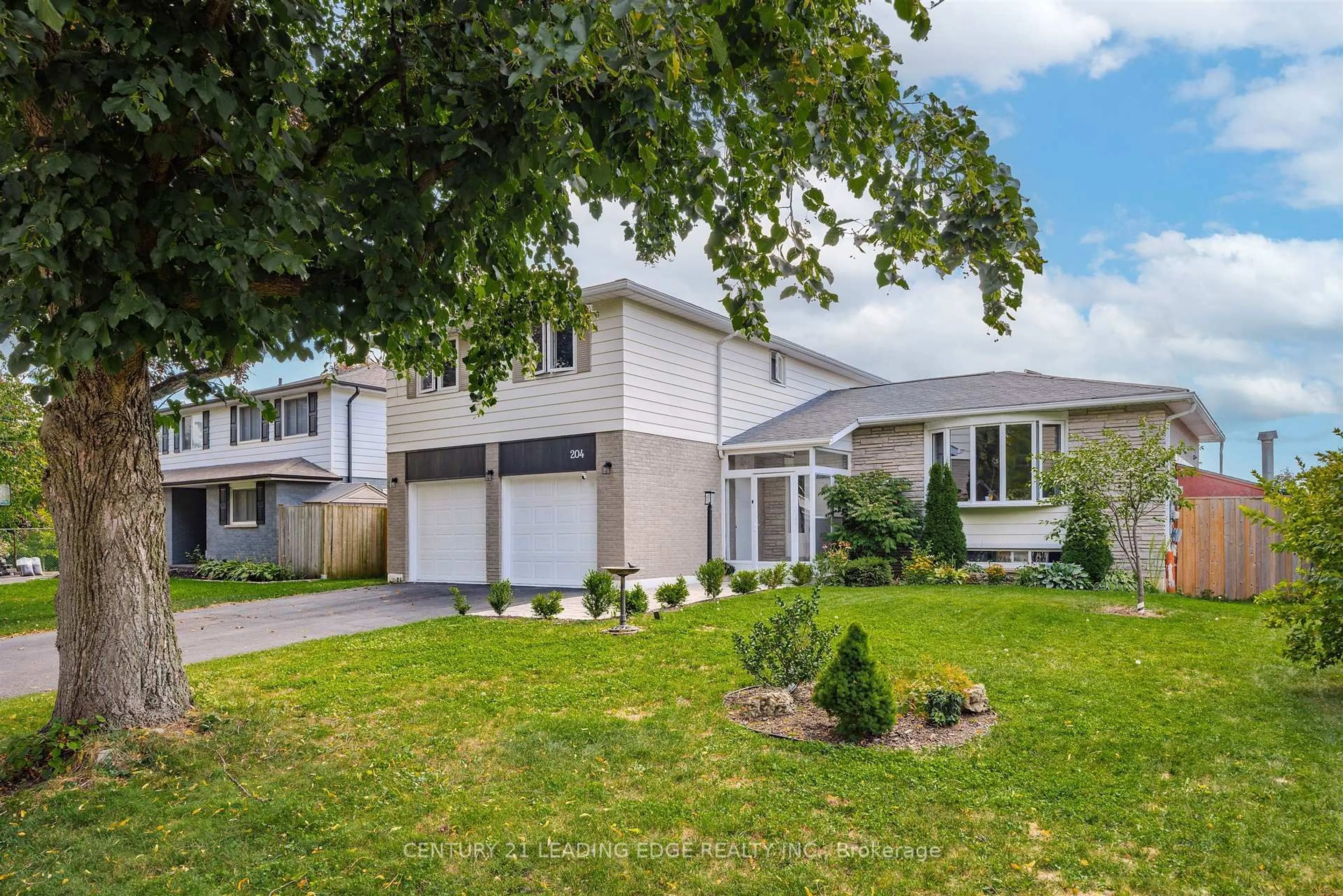 Home with vinyl exterior material, street for 204 Hawthorn Ave, Whitchurch-Stouffville Ontario L4A 4Y3