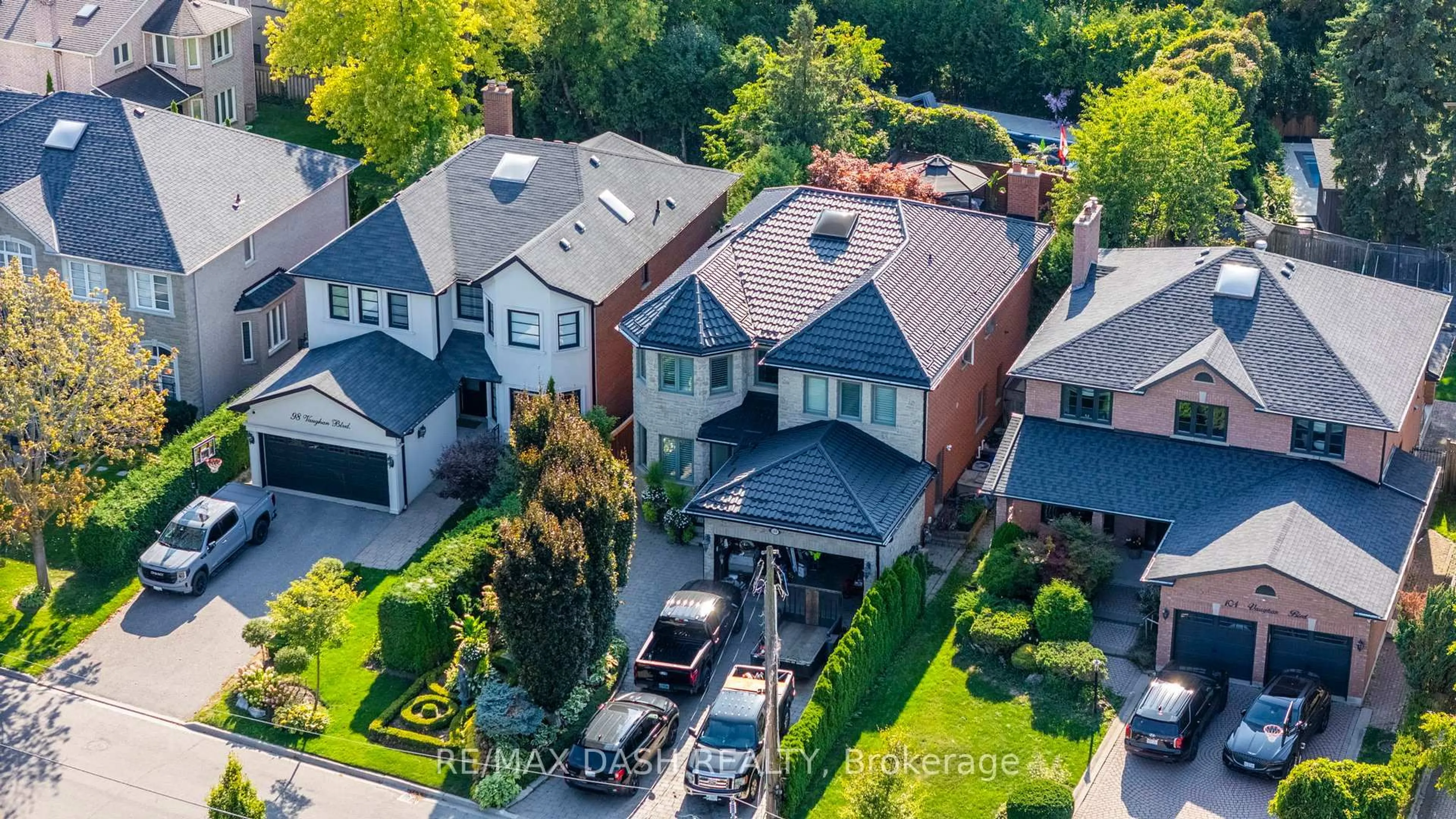 A pic from outside/outdoor area/front of a property/back of a property/a pic from drone, street for 87 Vaughan Blvd, Vaughan Ontario L4J 3N8