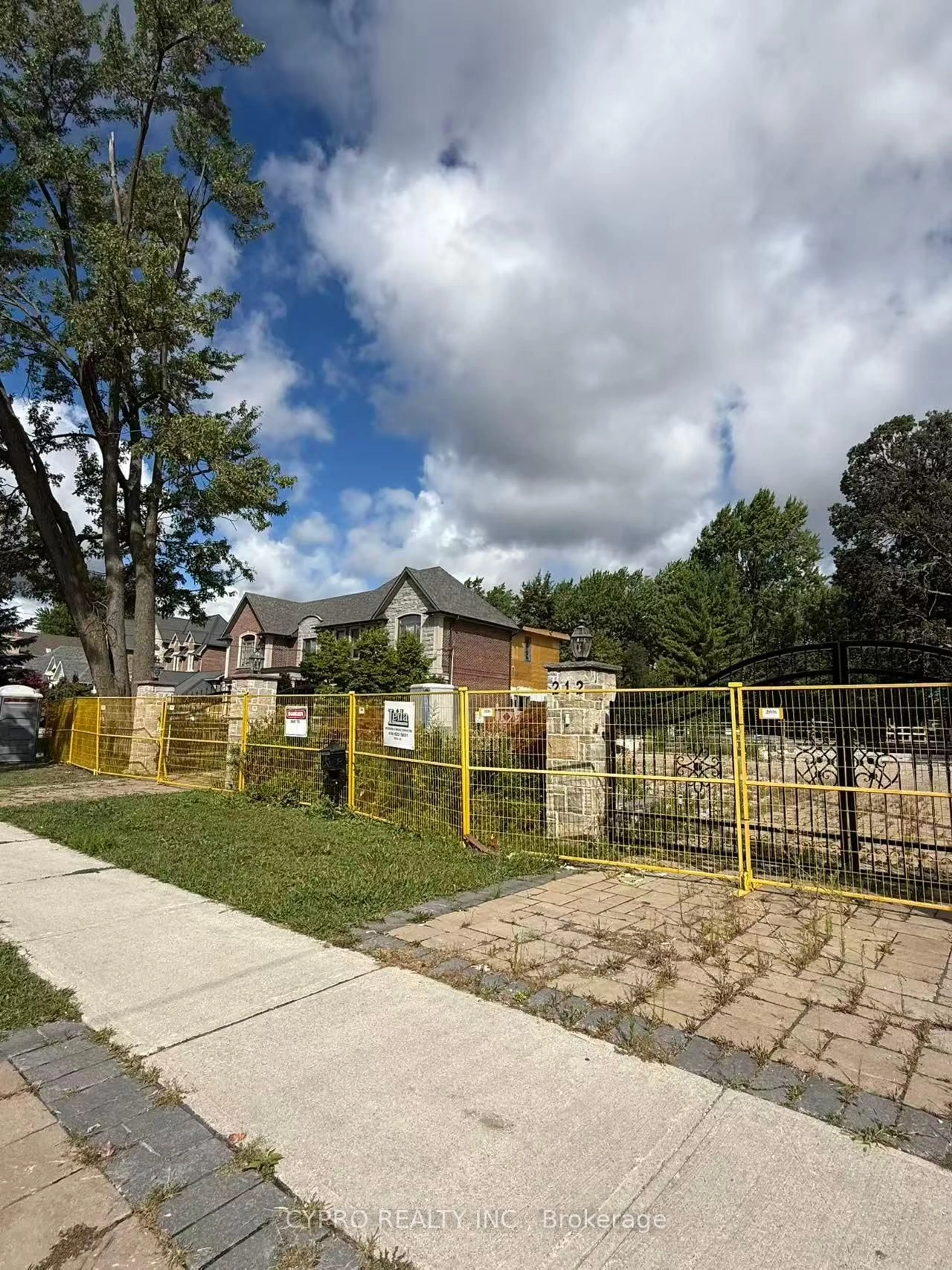 A pic from outside/outdoor area/front of a property/back of a property/a pic from drone, street for 212 Duncan Rd, Richmond Hill Ontario L4C 6J9
