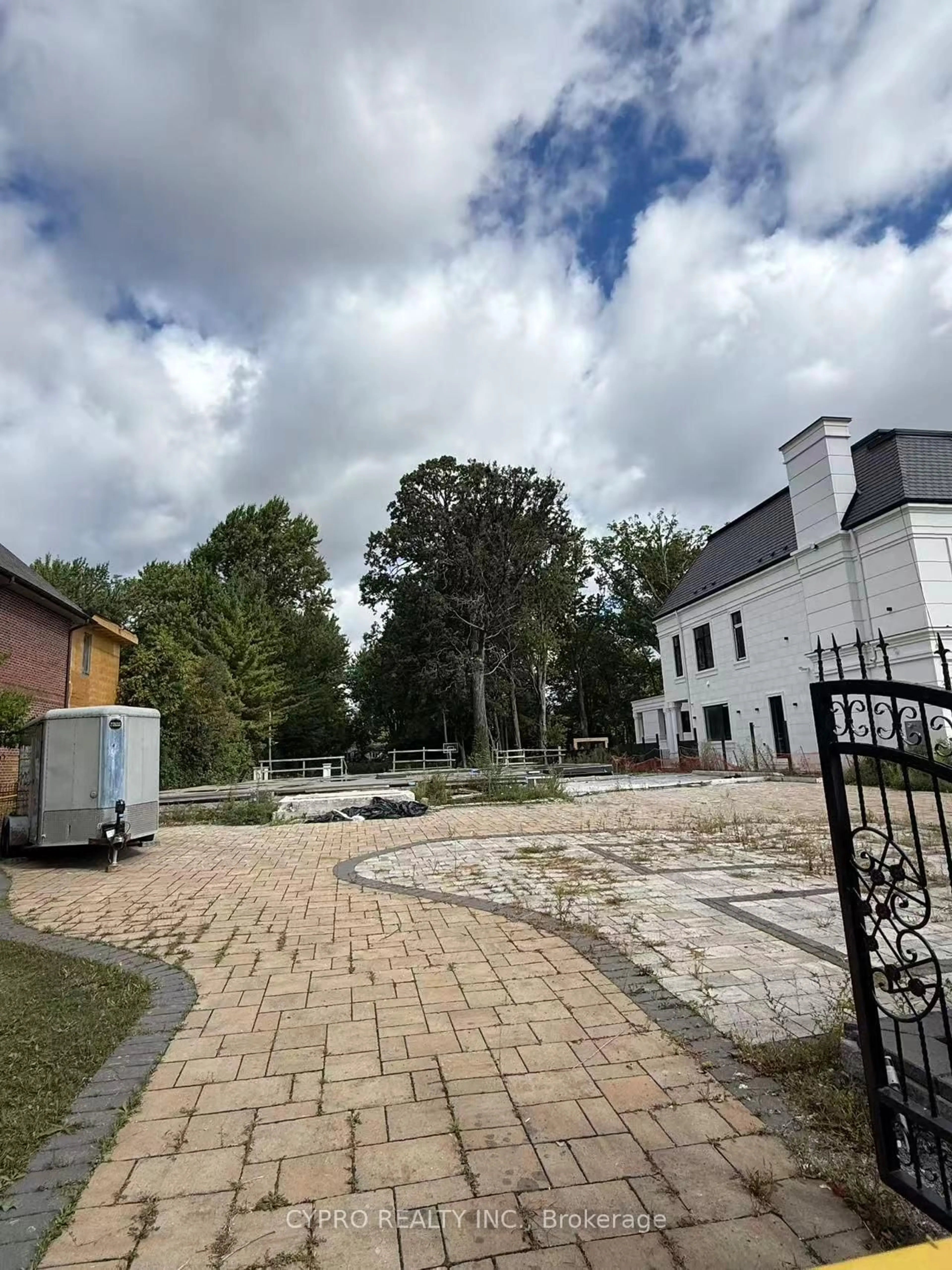 A pic from outside/outdoor area/front of a property/back of a property/a pic from drone, street for 212 Duncan Rd, Richmond Hill Ontario L4C 6J9