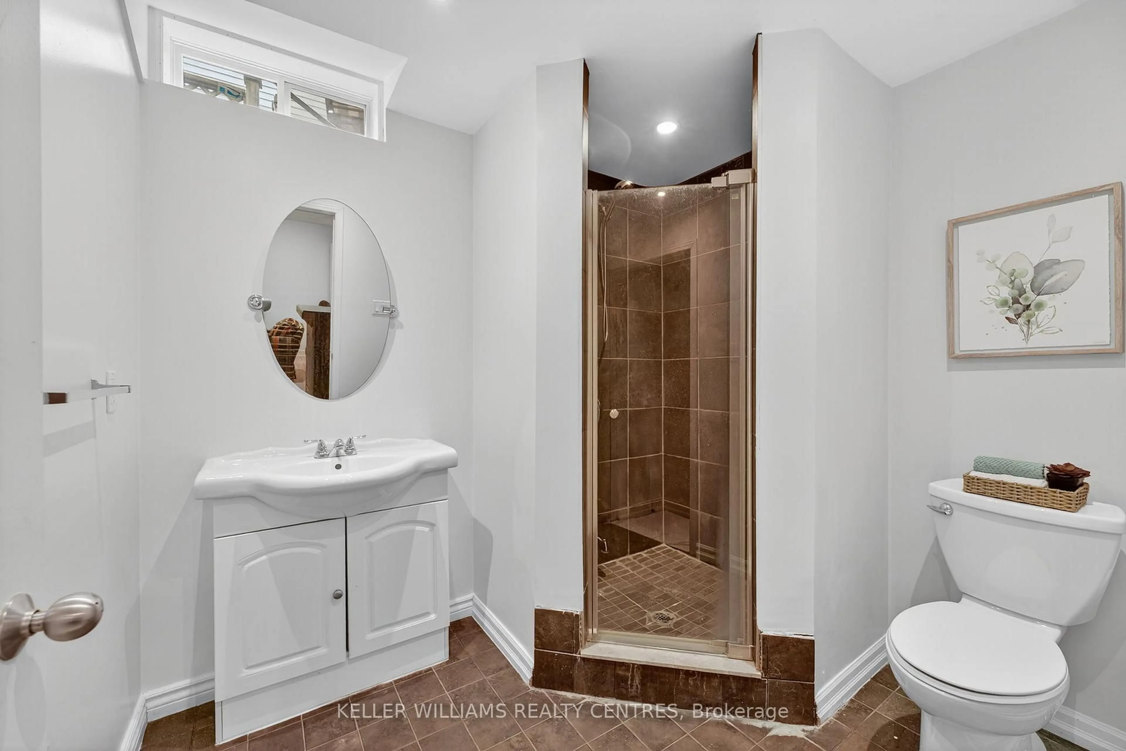 Standard bathroom, ceramic/tile floor for 42 Buchanan Cres, Aurora Ontario L4G 5K4