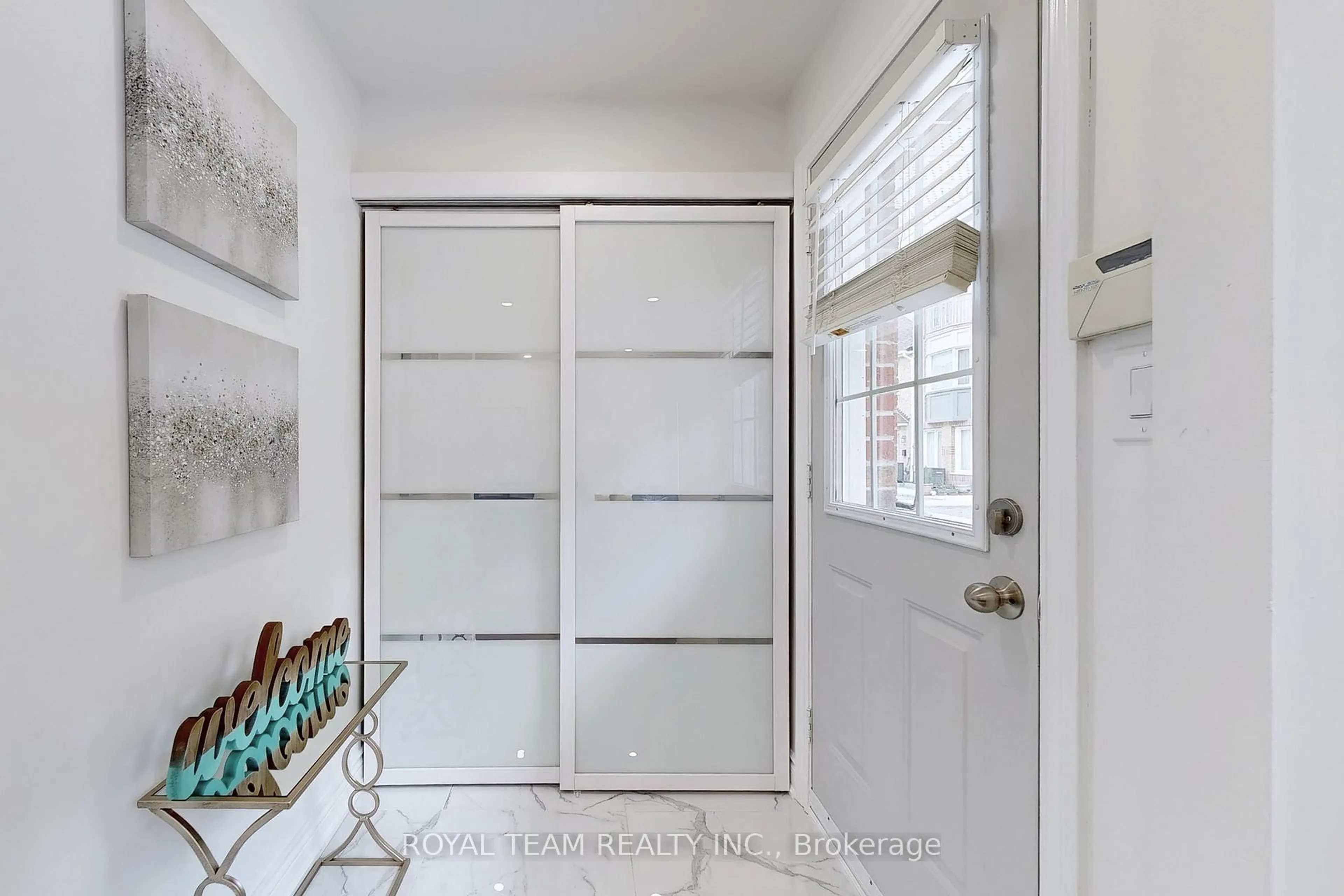 Indoor entryway for 151 Townsgate Dr #57, Vaughan Ontario L4J 8J7