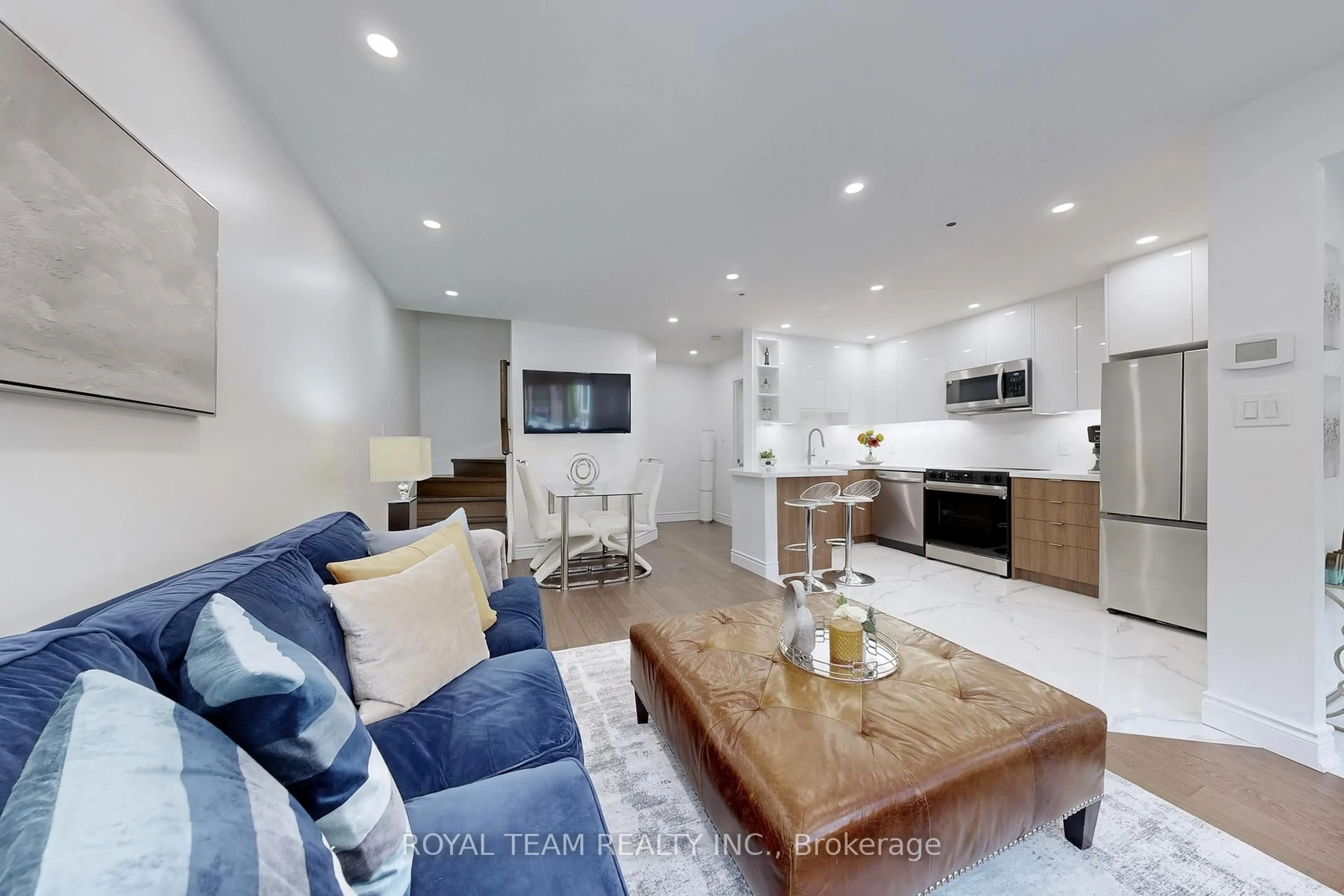 Living room with furniture, ceramic/tile floor for 151 Townsgate Dr #57, Vaughan Ontario L4J 8J7