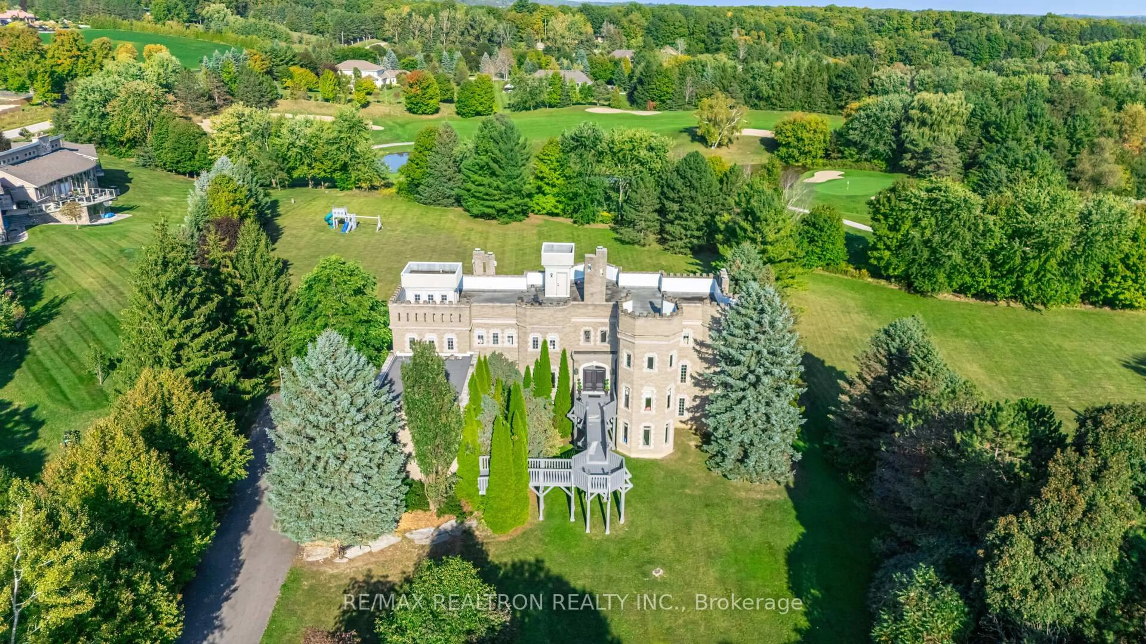 A pic from outside/outdoor area/front of a property/back of a property/a pic from drone, building for 95 Loch Erne Lane, King Ontario L0G 1N0
