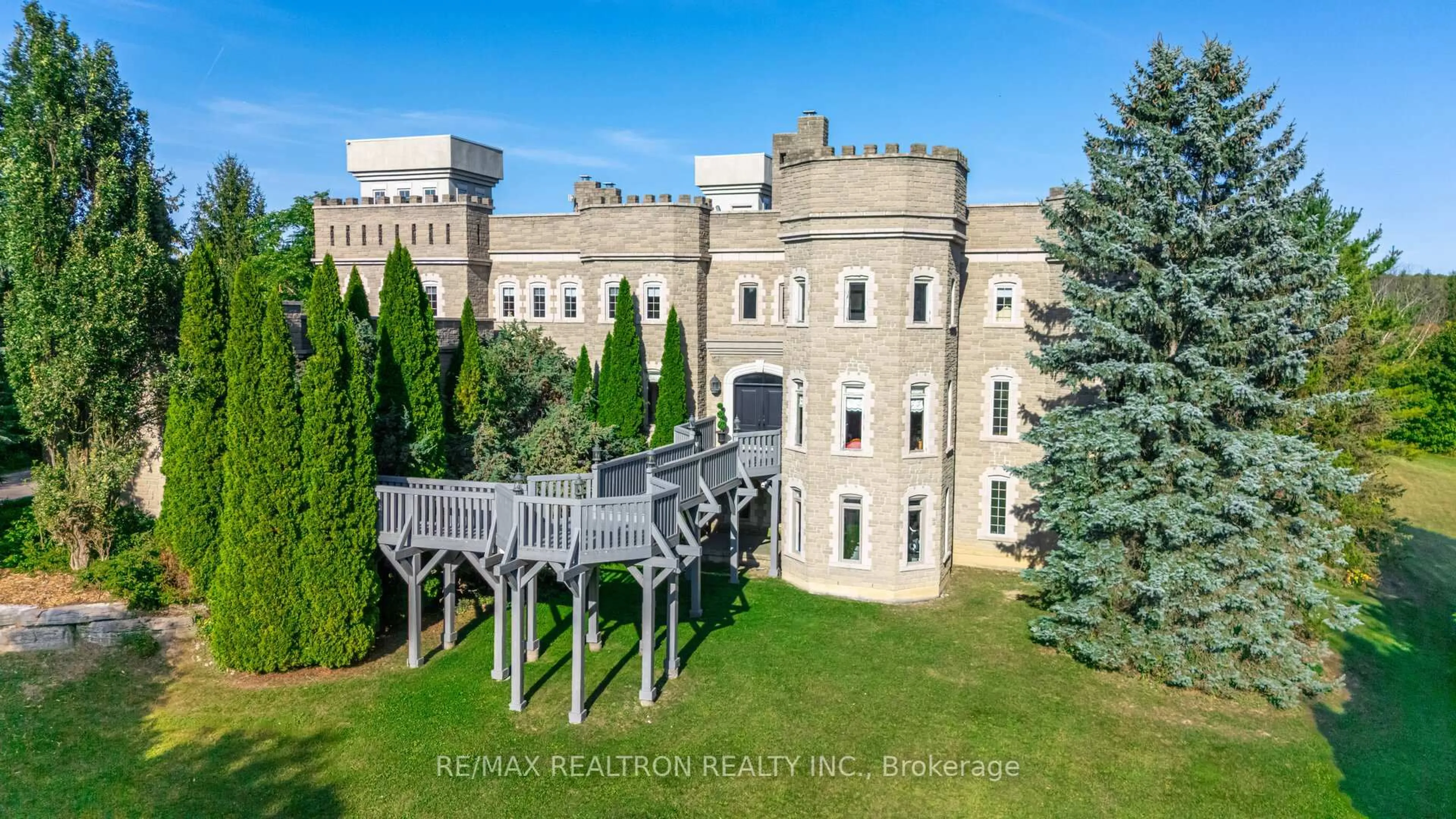 A pic from outside/outdoor area/front of a property/back of a property/a pic from drone, building for 95 Loch Erne Lane, King Ontario L0G 1N0