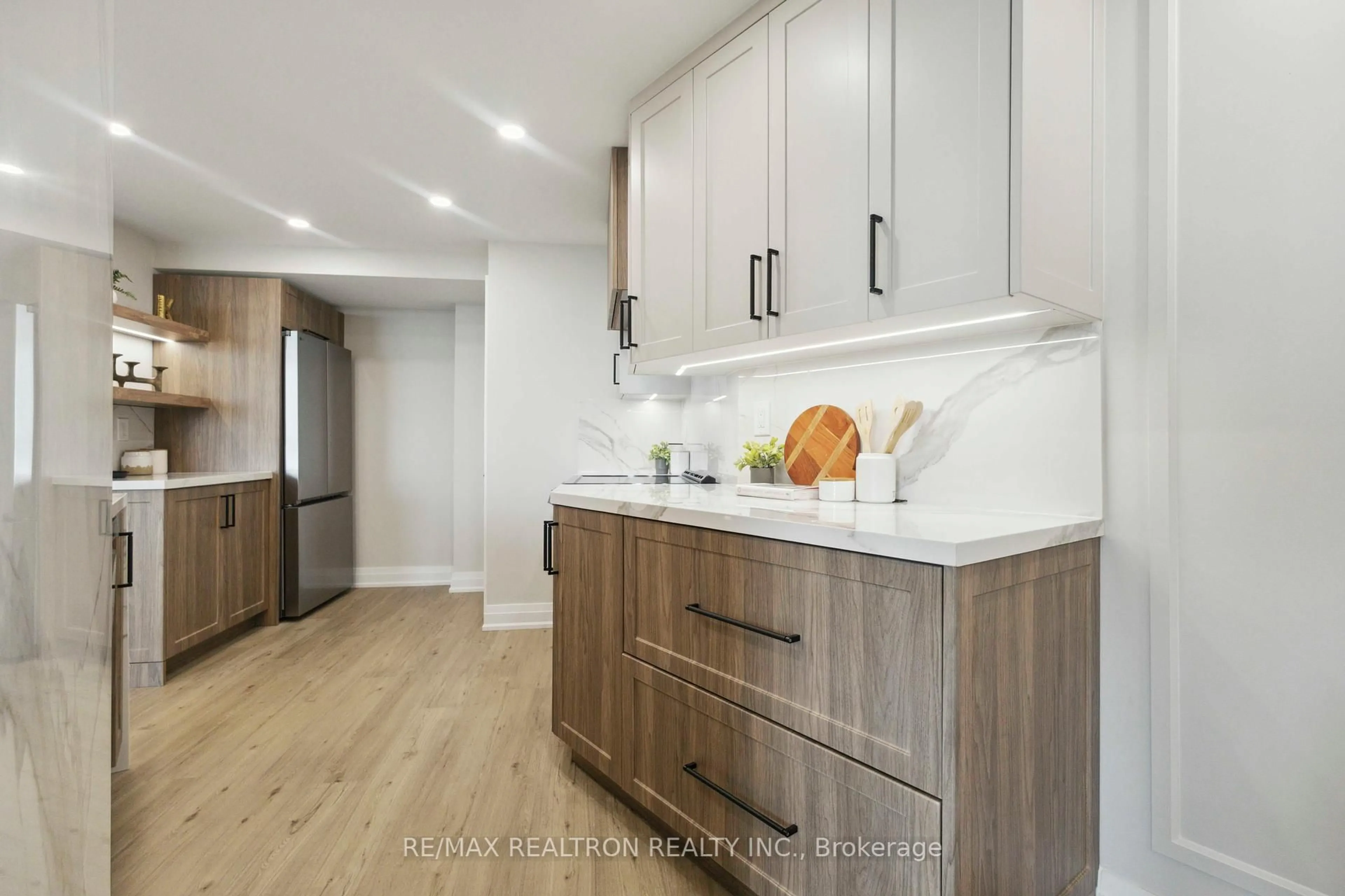 Open concept kitchen, wood/laminate floor for 7250 Yonge St #1604, Vaughan Ontario L4J 7X1
