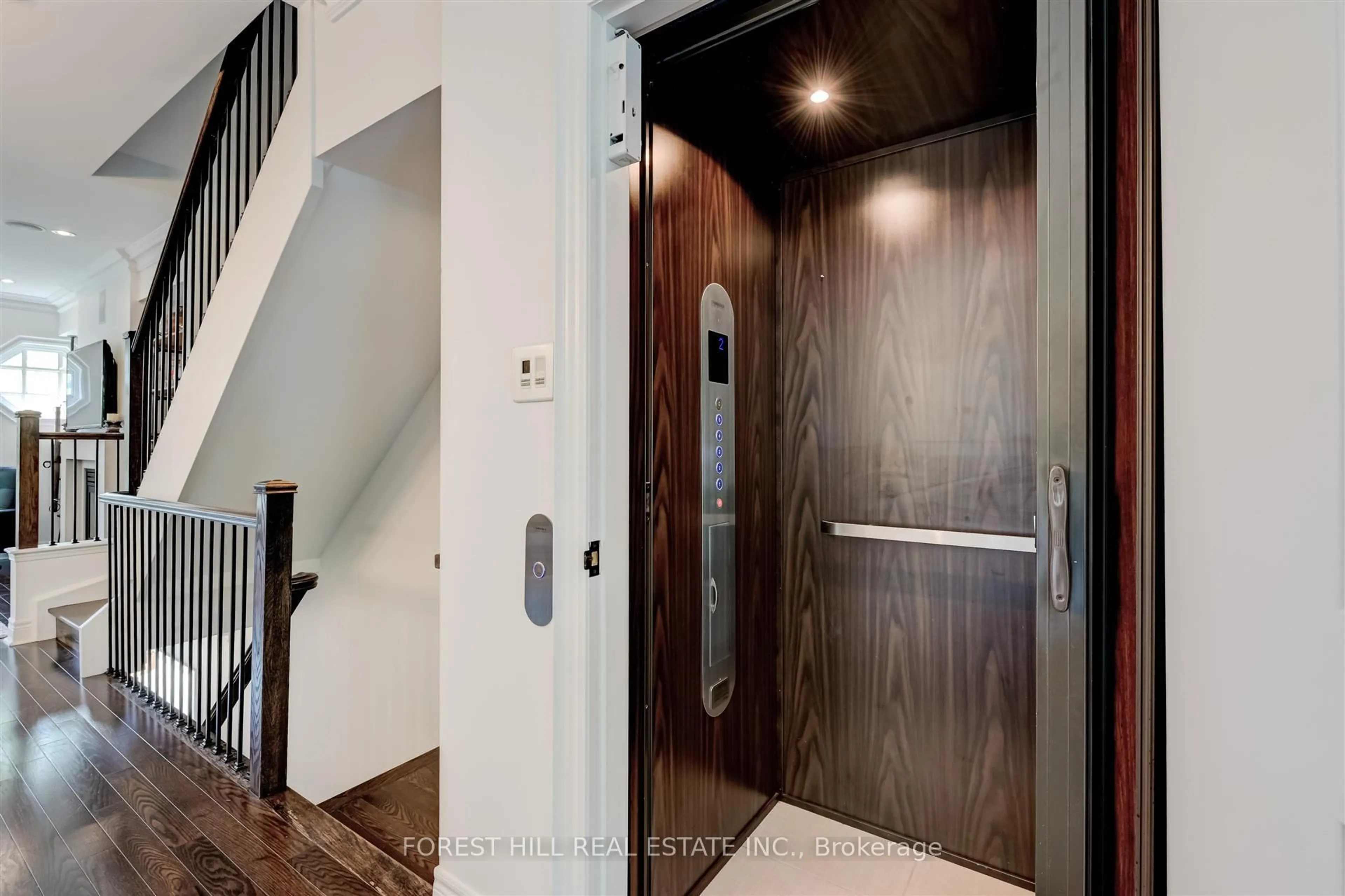 Indoor entryway for 111 Powseland Cres, Vaughan Ontario L4L 0C5