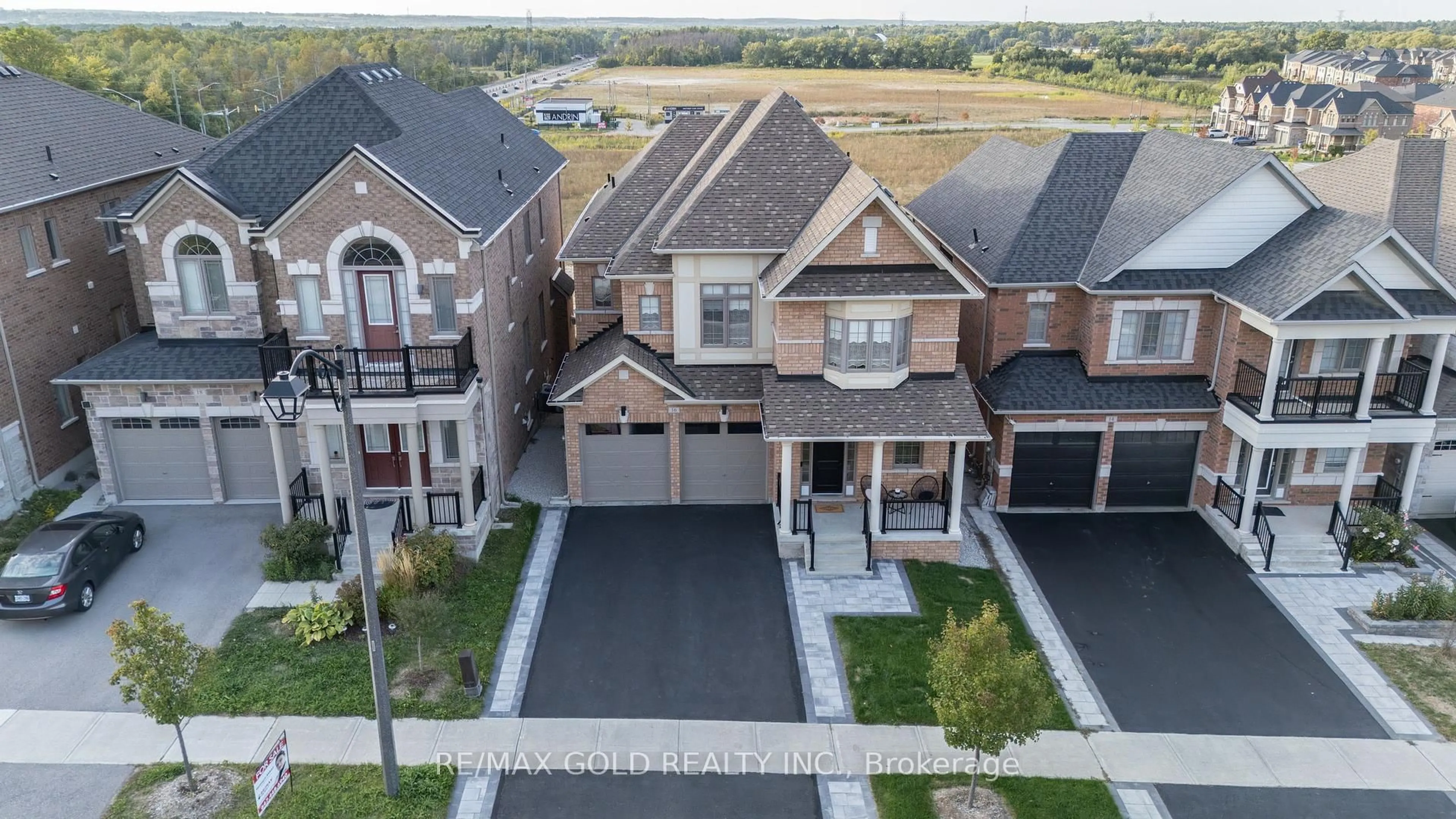 A pic from outside/outdoor area/front of a property/back of a property/a pic from drone, street for 16 Frank Kelly Dr, East Gwillimbury Ontario L9N 0V2
