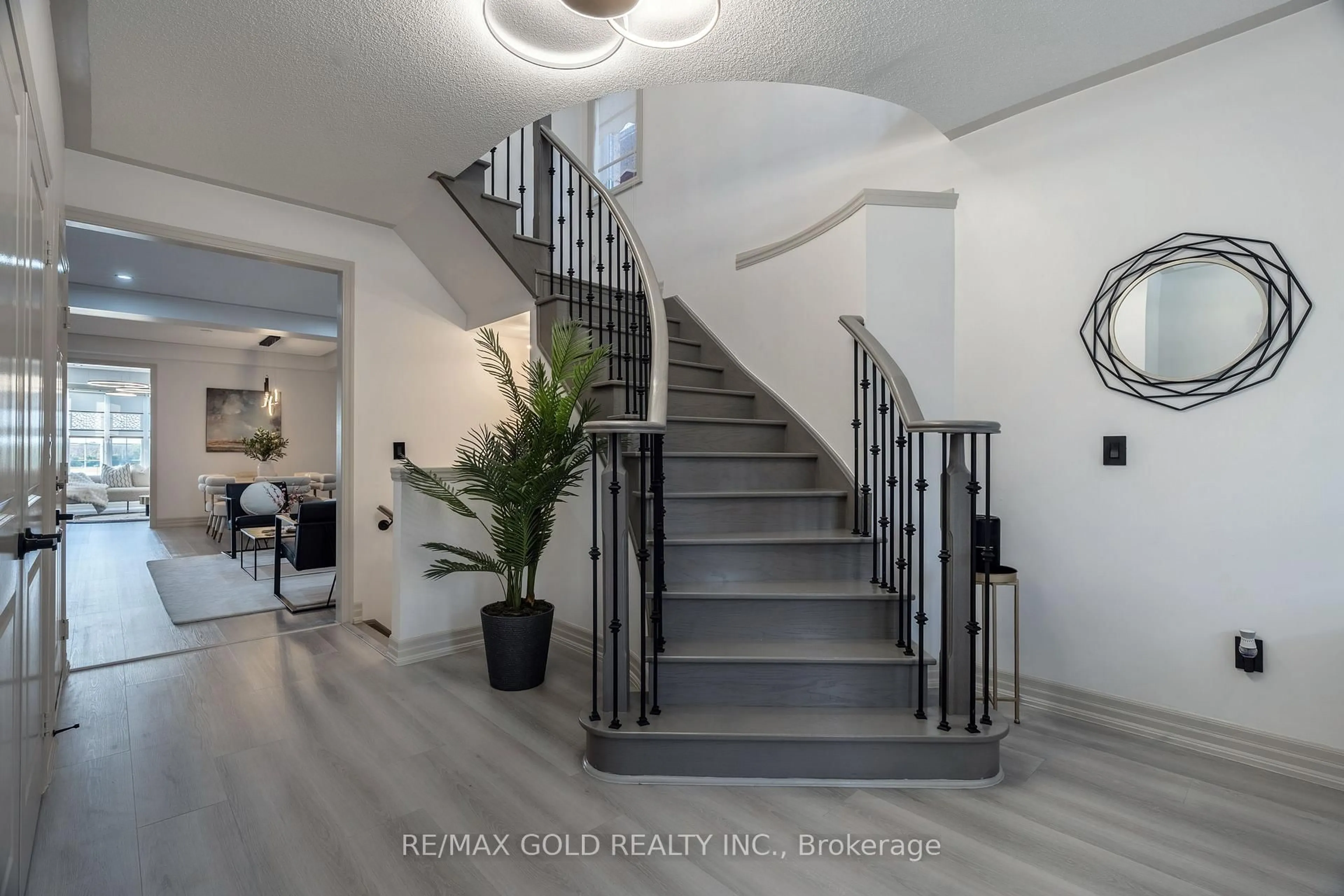 Indoor entryway for 16 Frank Kelly Dr, East Gwillimbury Ontario L9N 0V2