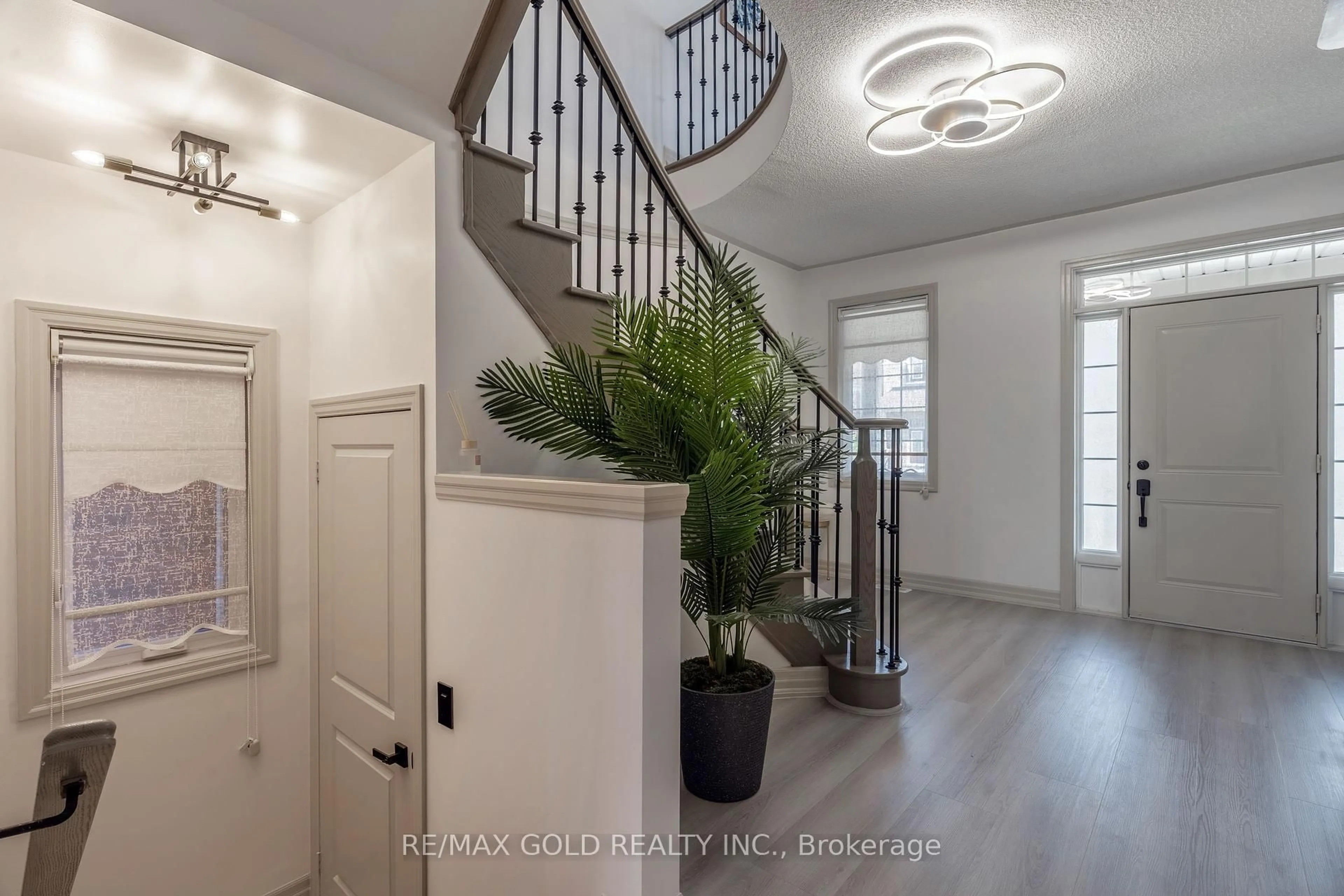 Indoor entryway for 16 Frank Kelly Dr, East Gwillimbury Ontario L9N 0V2