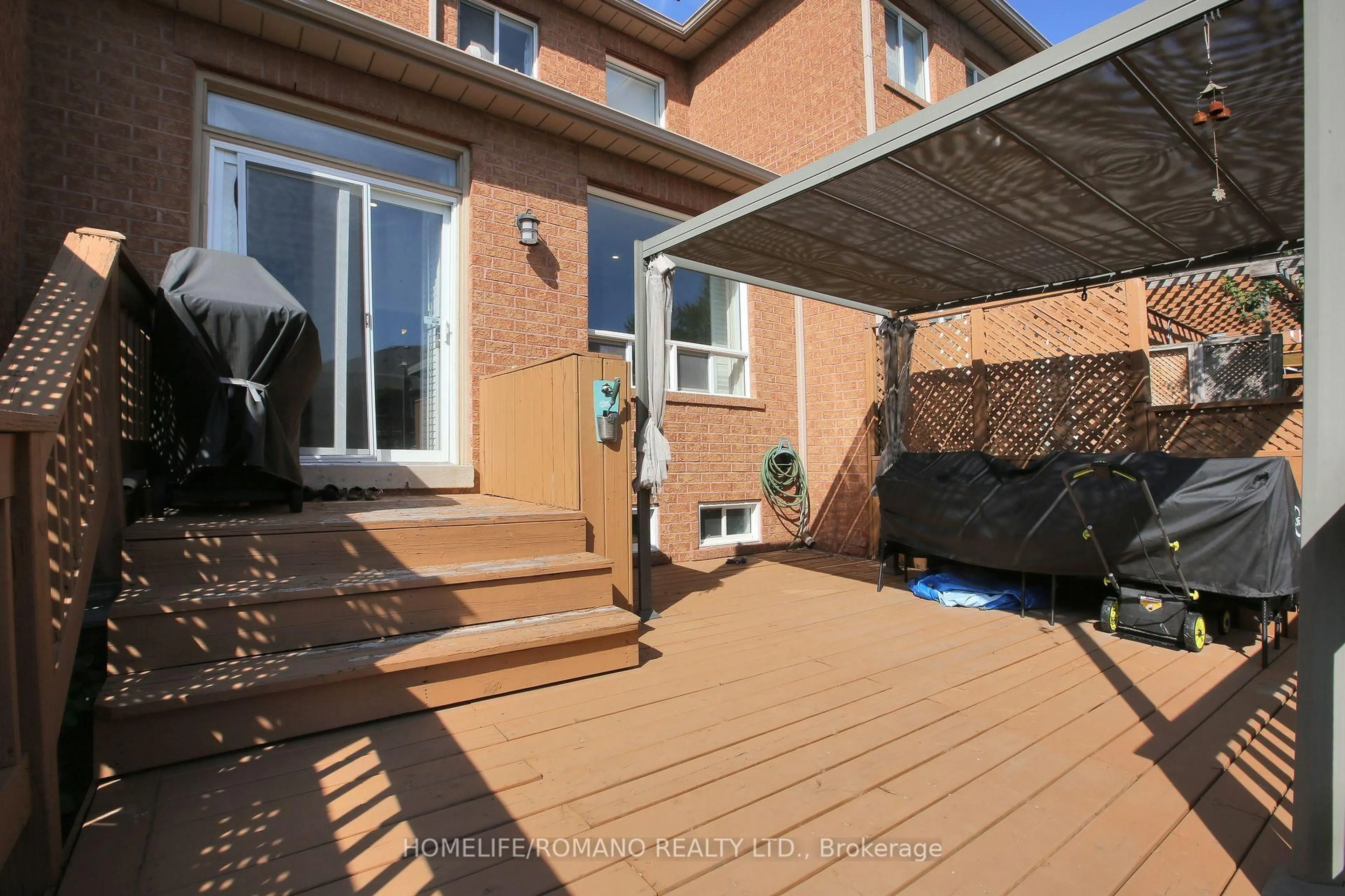 Patio, street for 37 Ridgeway Crt, Vaughan Ontario L6A 2R4