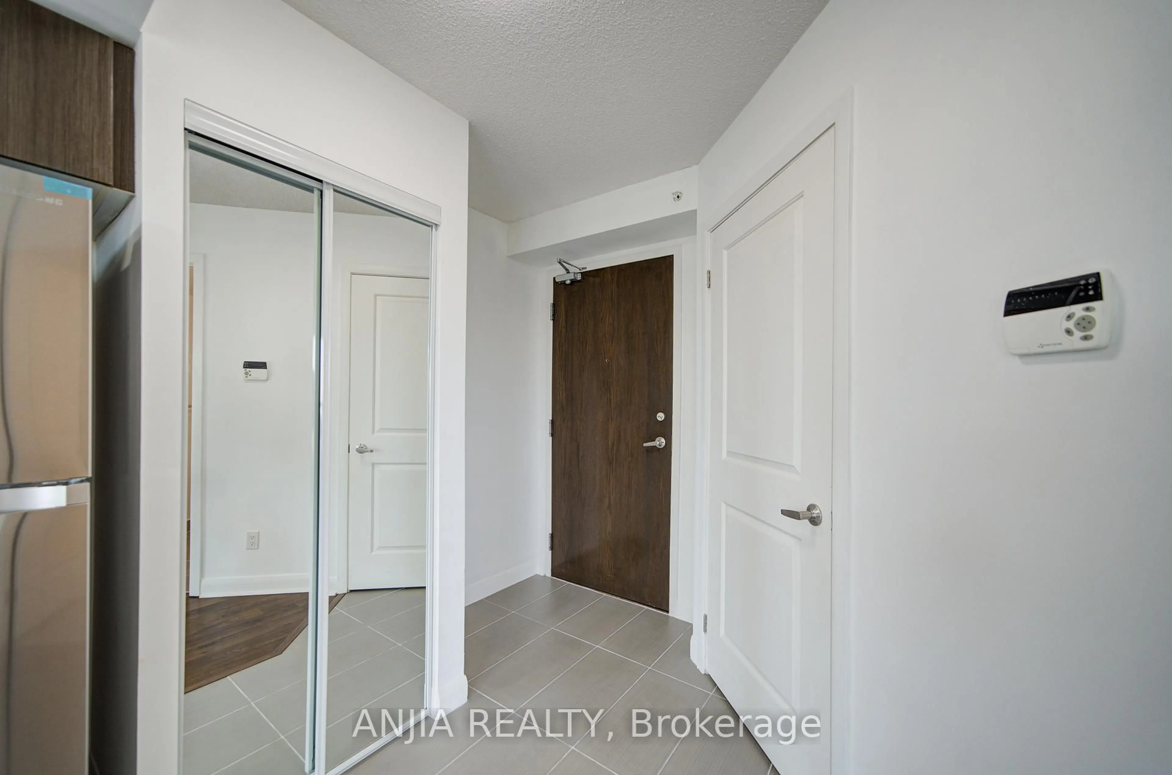 Indoor entryway for 75 Norman Bethune Ave #210, Richmond Hill Ontario L4B 0B6