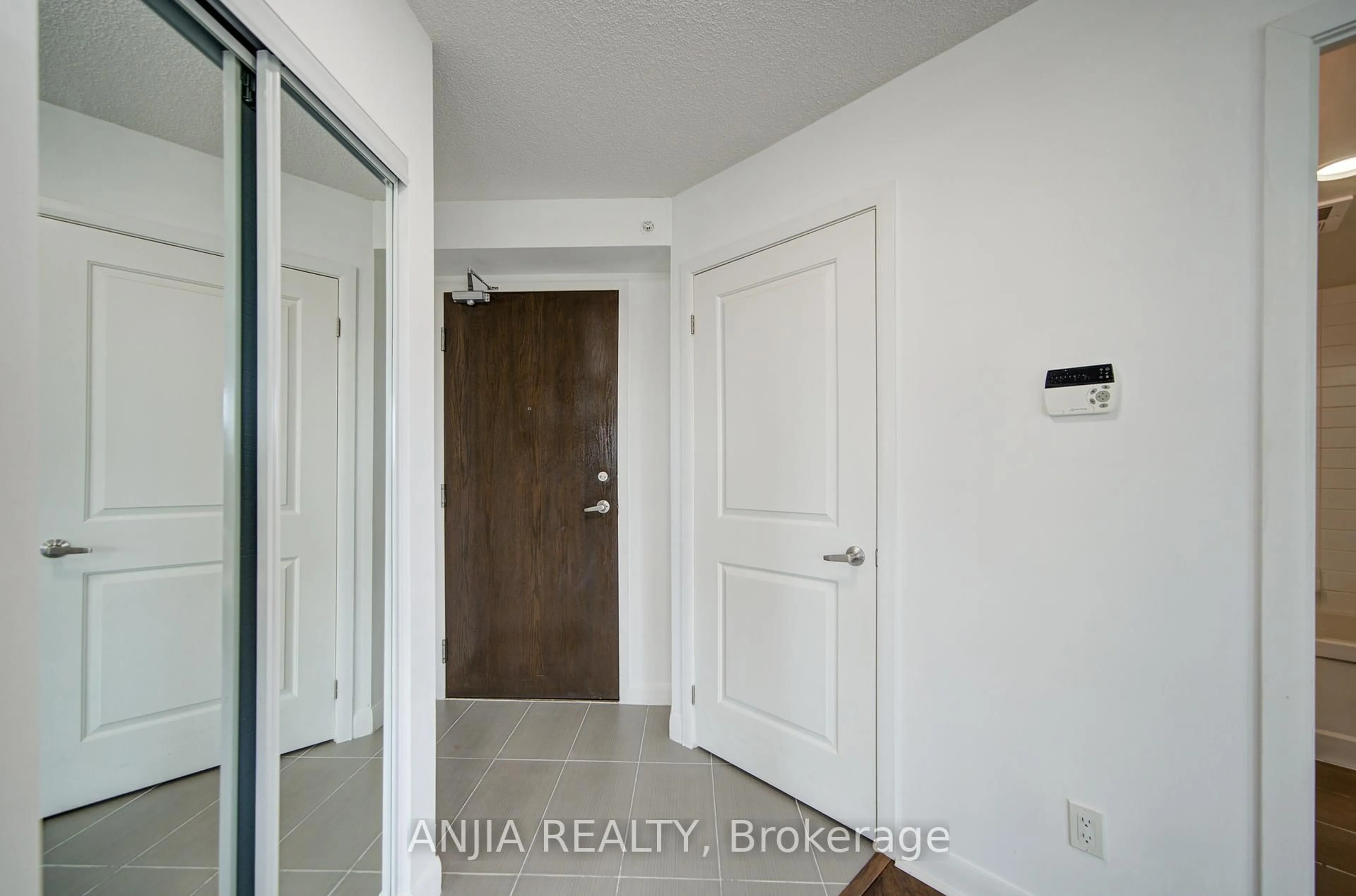Indoor entryway for 75 Norman Bethune Ave #210, Richmond Hill Ontario L4B 0B6