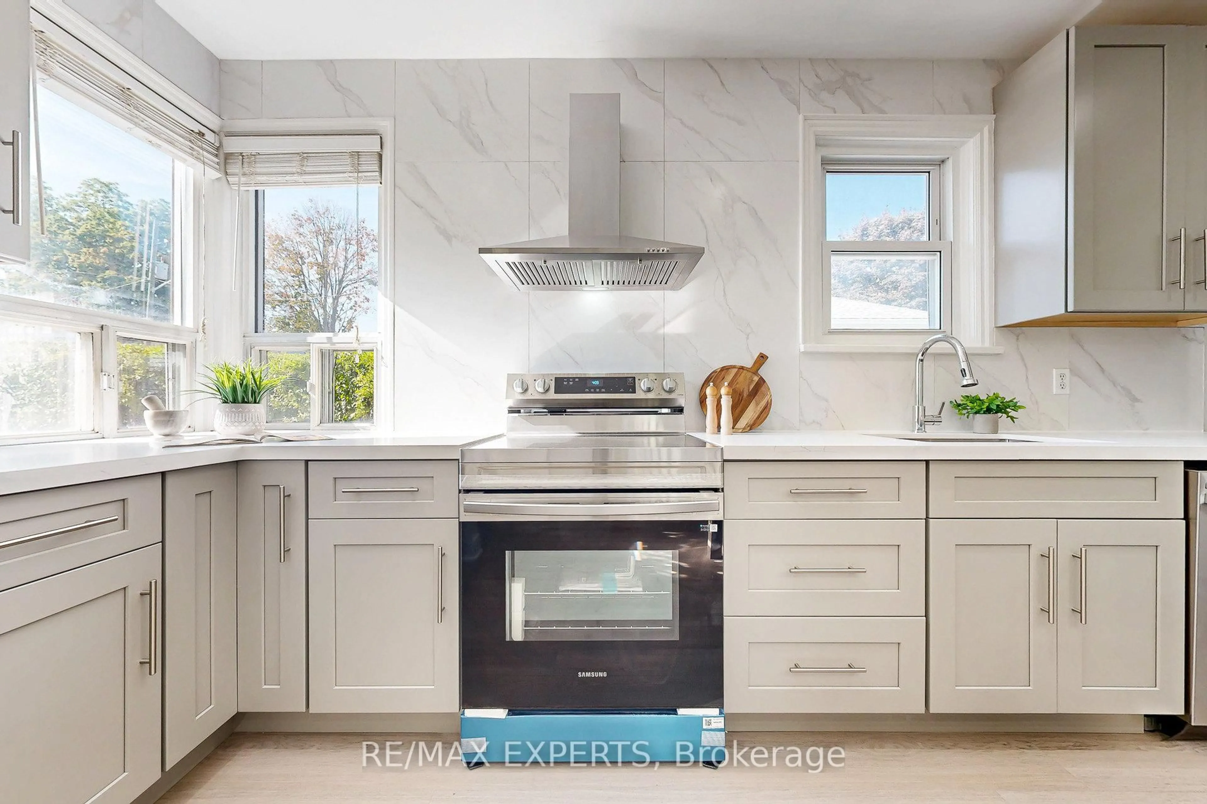 Contemporary kitchen, ceramic/tile floor for 261 Helmer Ave, Newmarket Ontario L3Y 4L8