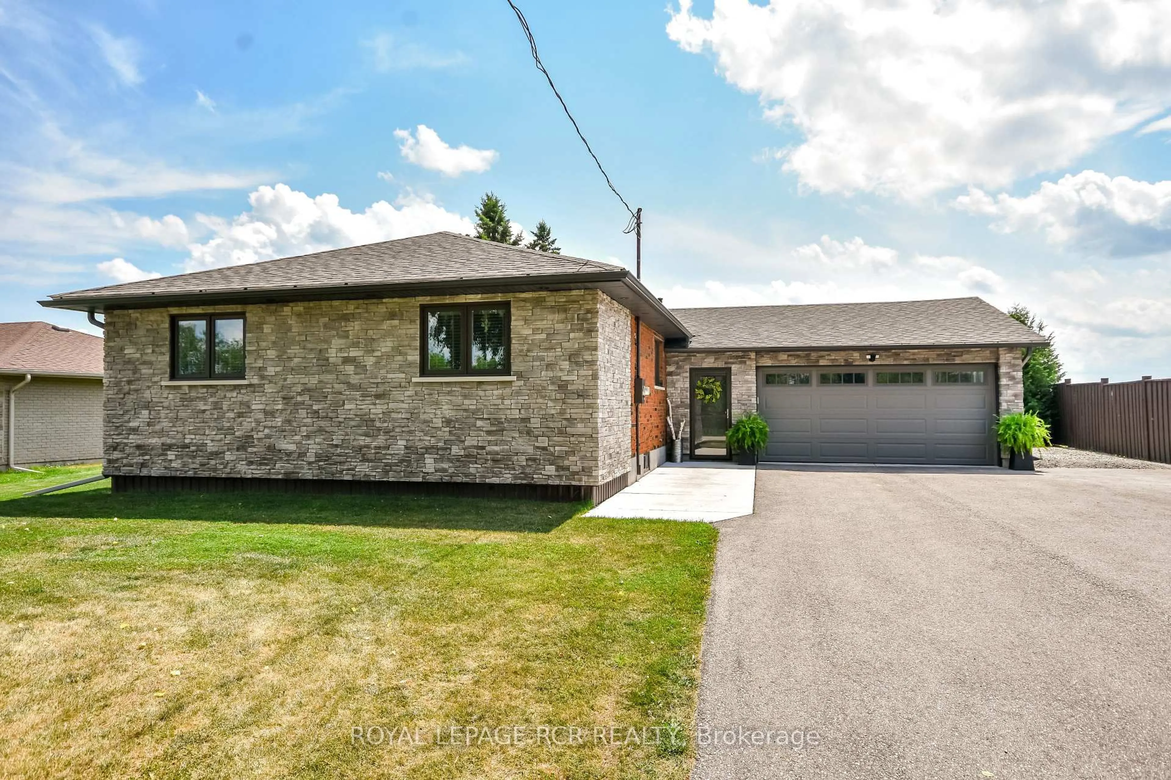 Home with brick exterior material, street for 2075 Gilford Rd, Innisfil Ontario L0L 1R0