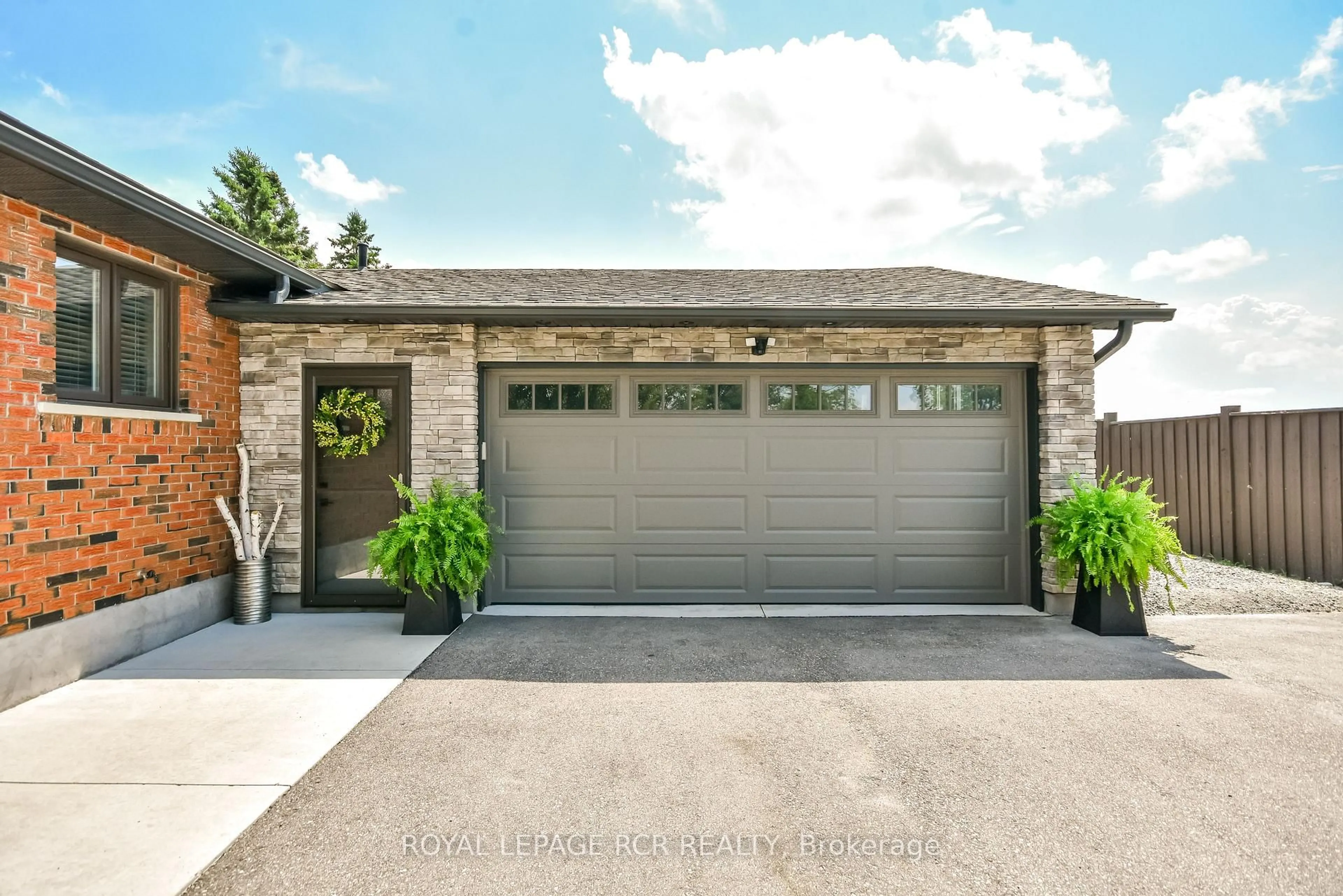 Indoor garage for 2075 Gilford Rd, Innisfil Ontario L0L 1R0