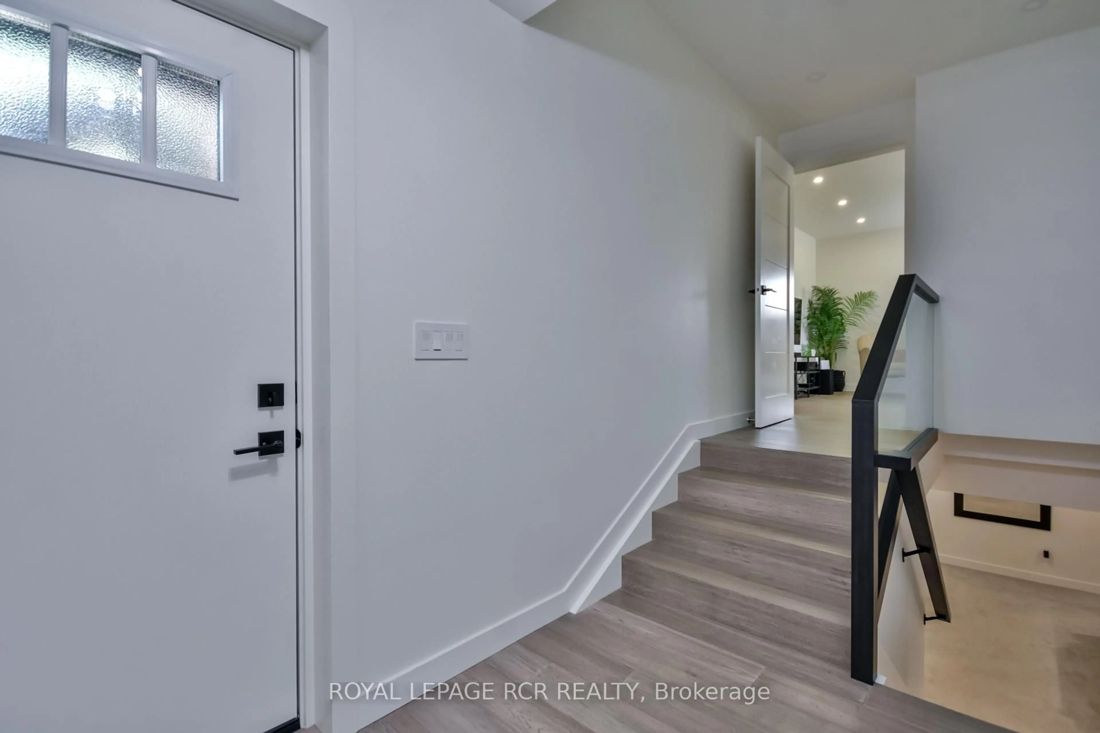 Indoor entryway for 2075 Gilford Rd, Innisfil Ontario L0L 1R0