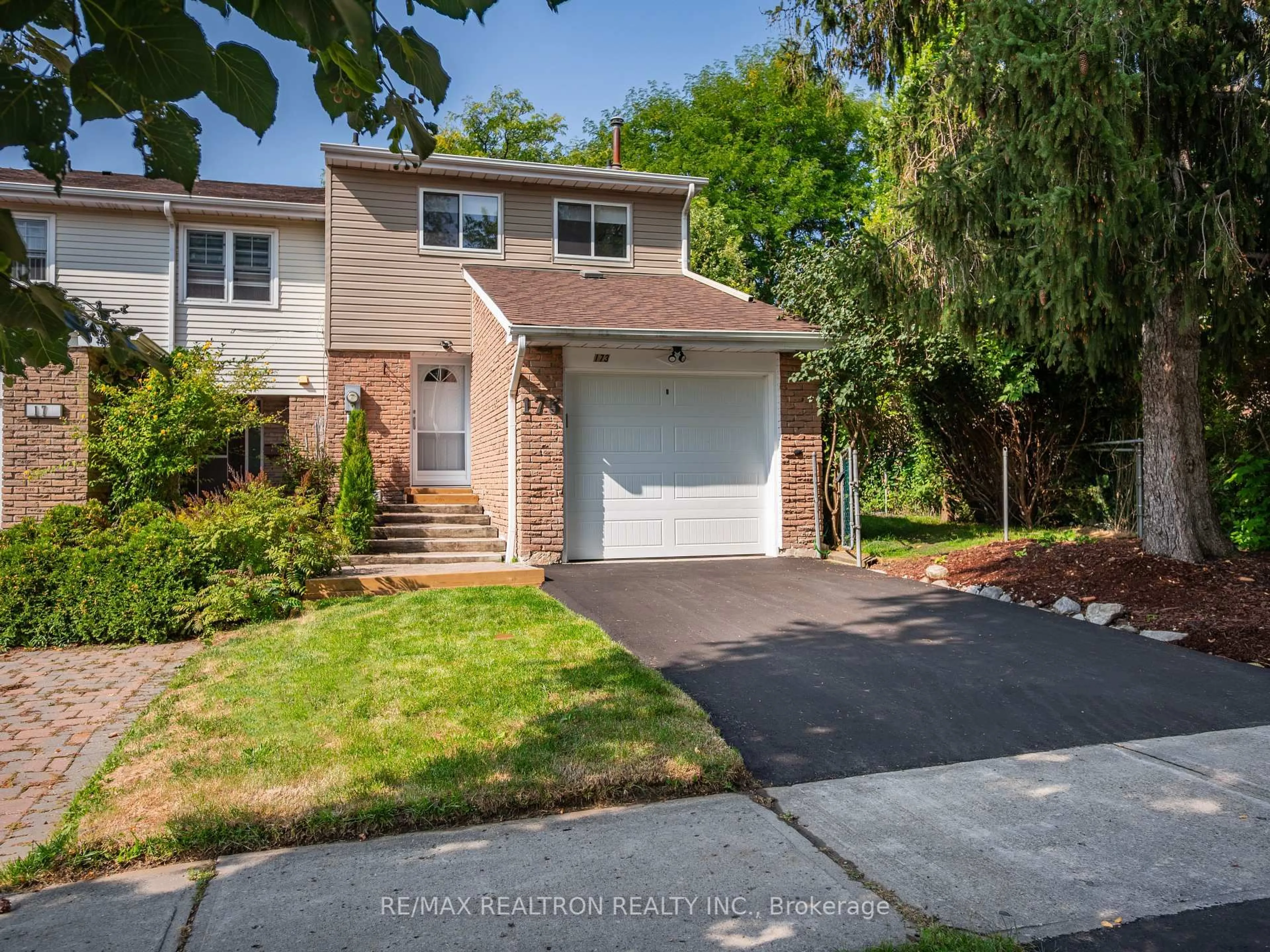 Home with vinyl exterior material, street for 173 Tamarack Dr, Markham Ontario L3T 4X3