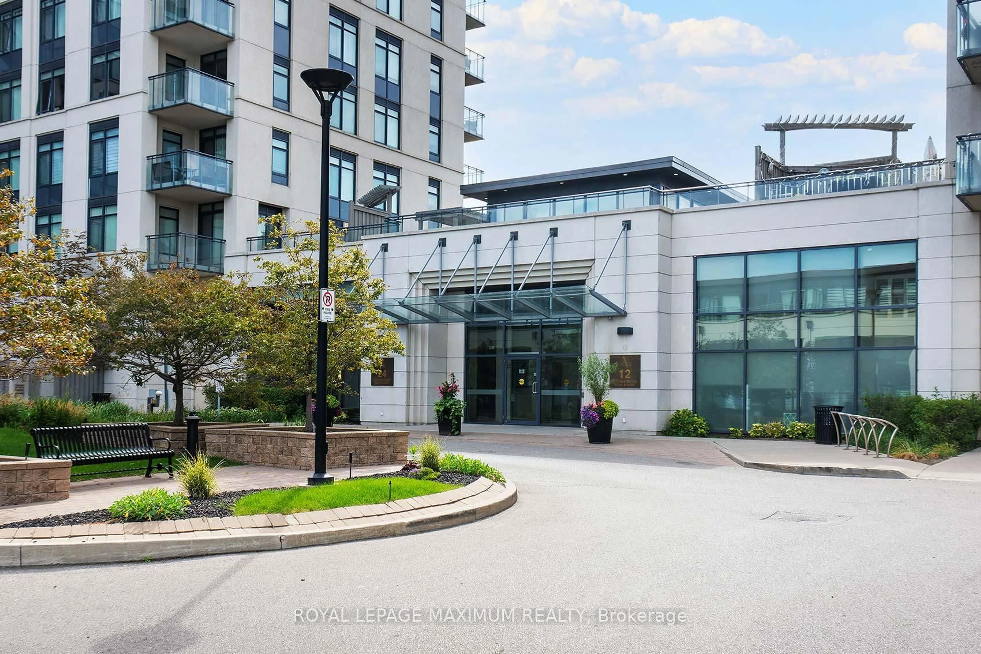 Indoor foyer for 12 Woodstream Blvd #312, Vaughan Ontario L4L 8C4
