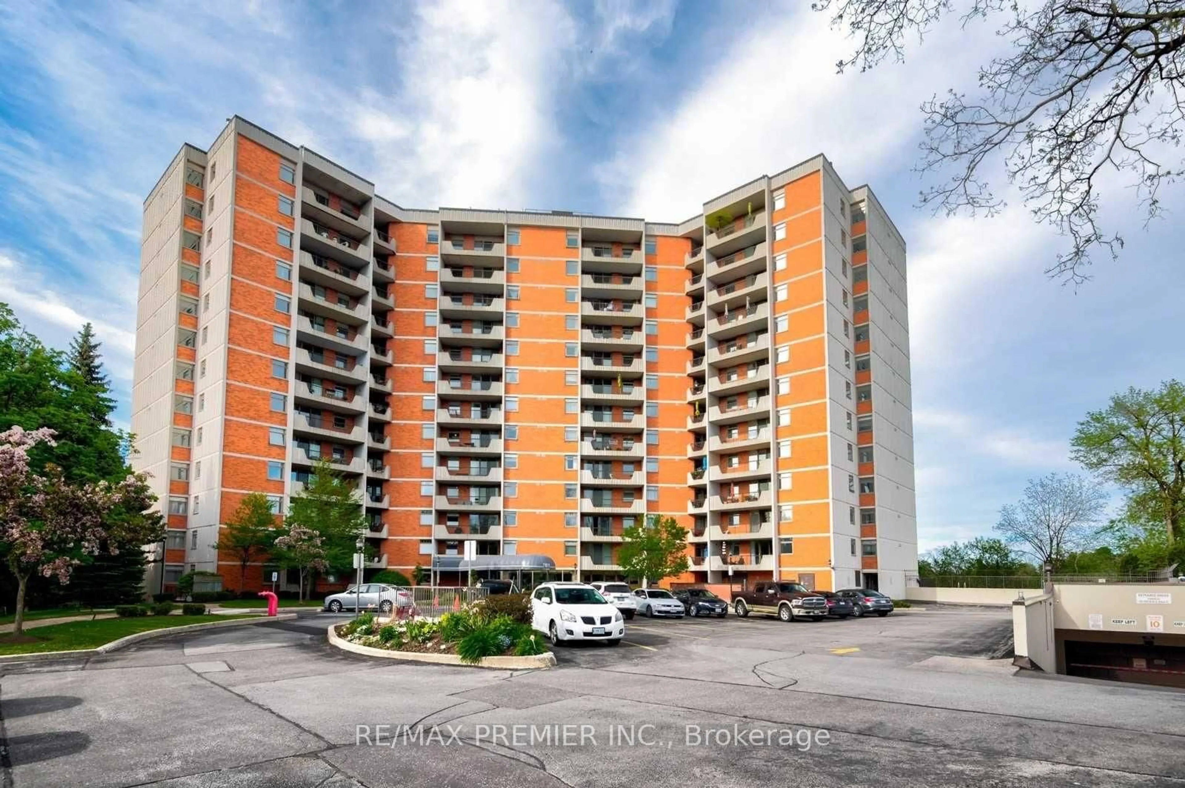 A pic from outside/outdoor area/front of a property/back of a property/a pic from drone, unknown for 7811 Yonge St #1002, Markham Ontario L3T 4S3