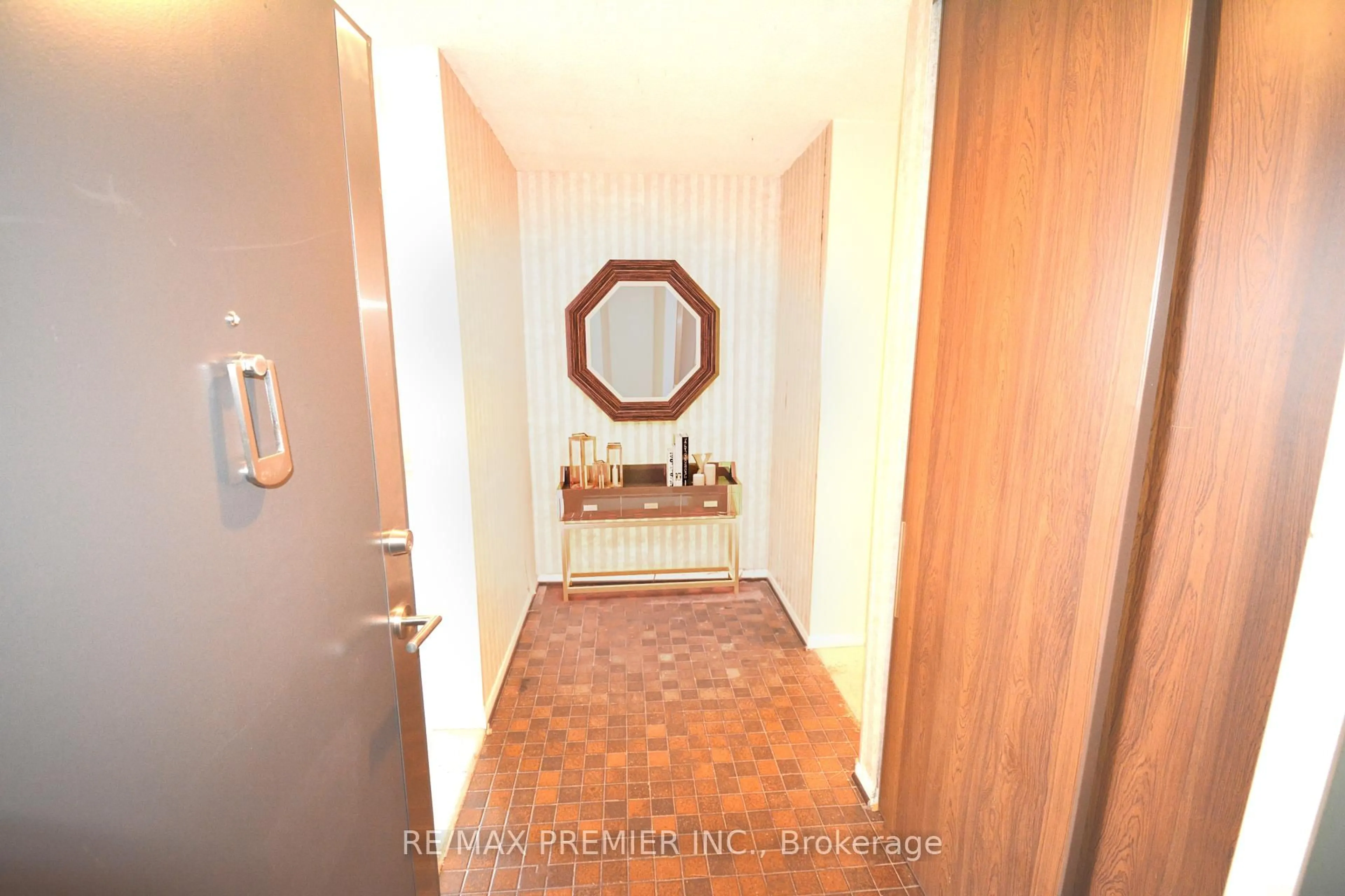 Indoor foyer for 7811 Yonge St #1002, Markham Ontario L3T 4S3