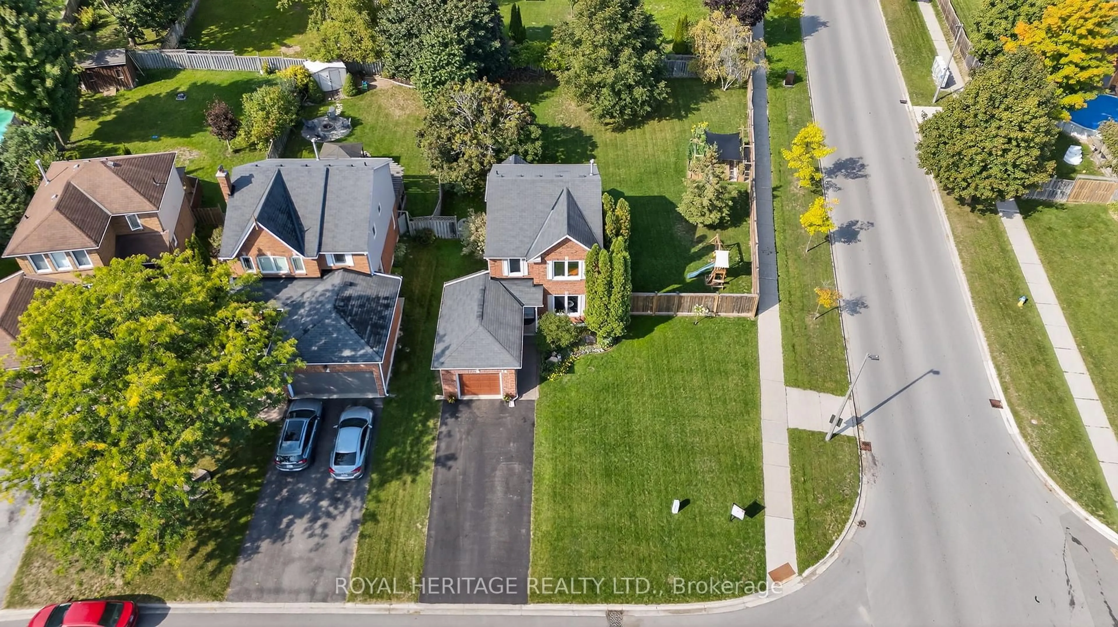A pic from outside/outdoor area/front of a property/back of a property/a pic from drone, street for 46 Sherie Dr, Georgina Ontario L4P 3R2