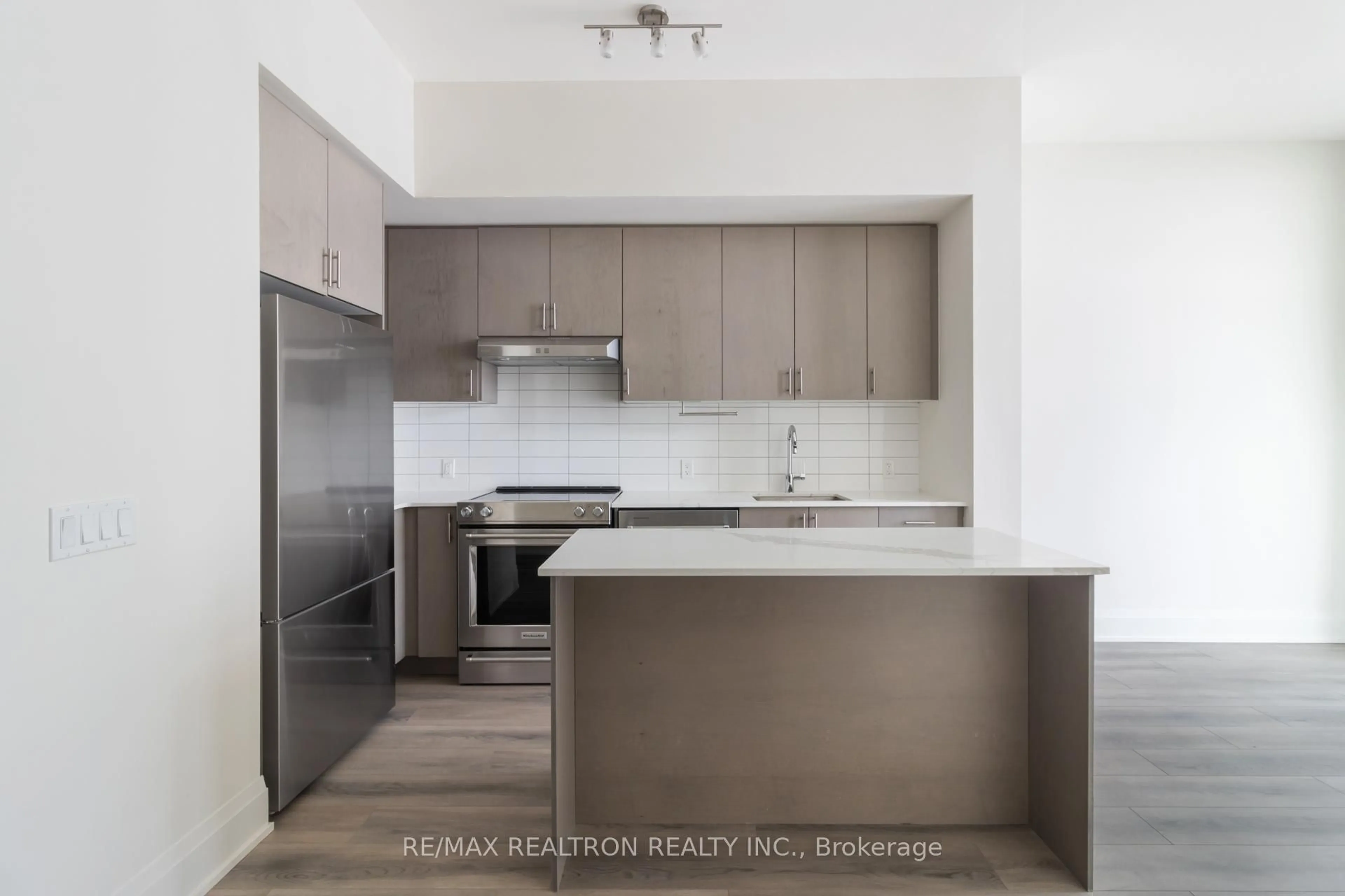 Standard kitchen, unknown for 9000 Jane St #620, Vaughan Ontario L4K 0M6