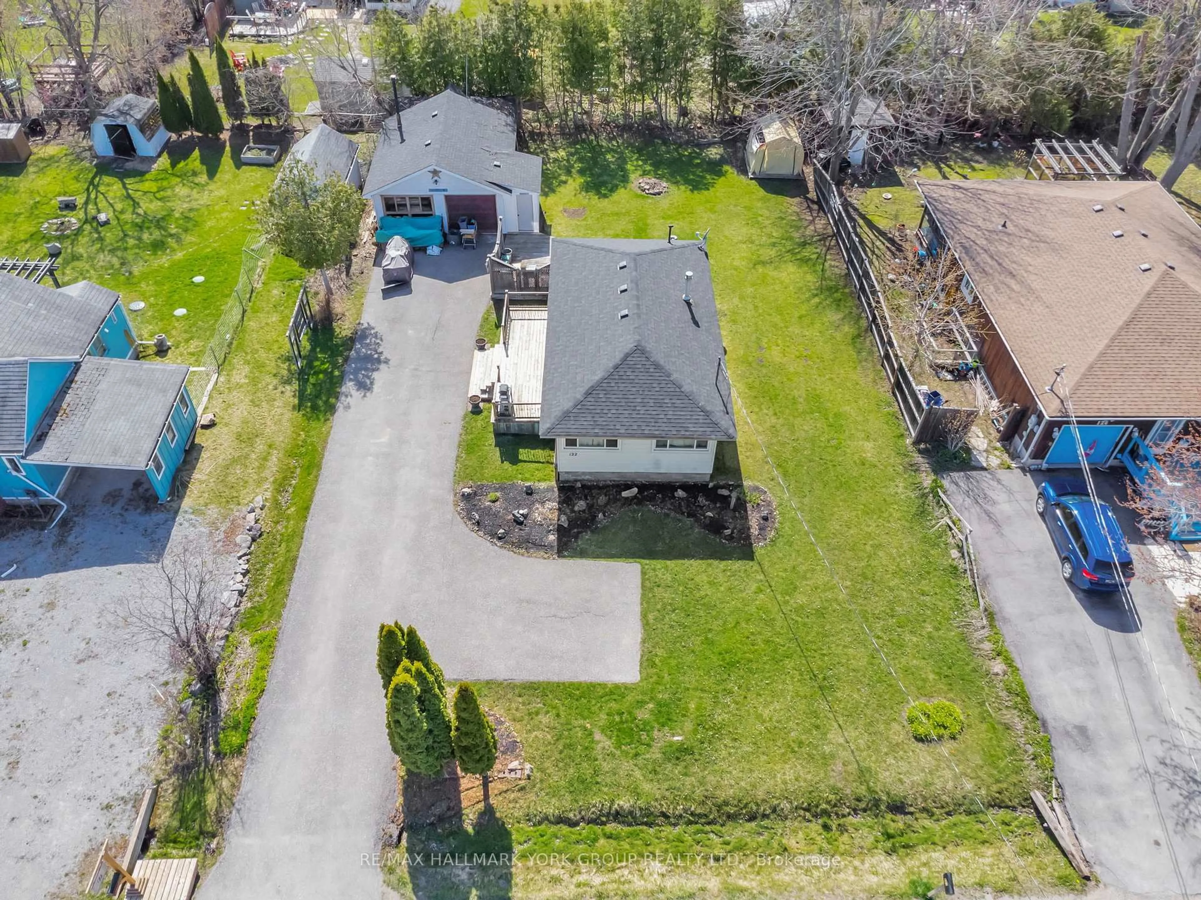 A pic from outside/outdoor area/front of a property/back of a property/a pic from drone, street for 122 Sunset Beach Rd, Georgina Ontario L0E 1N0