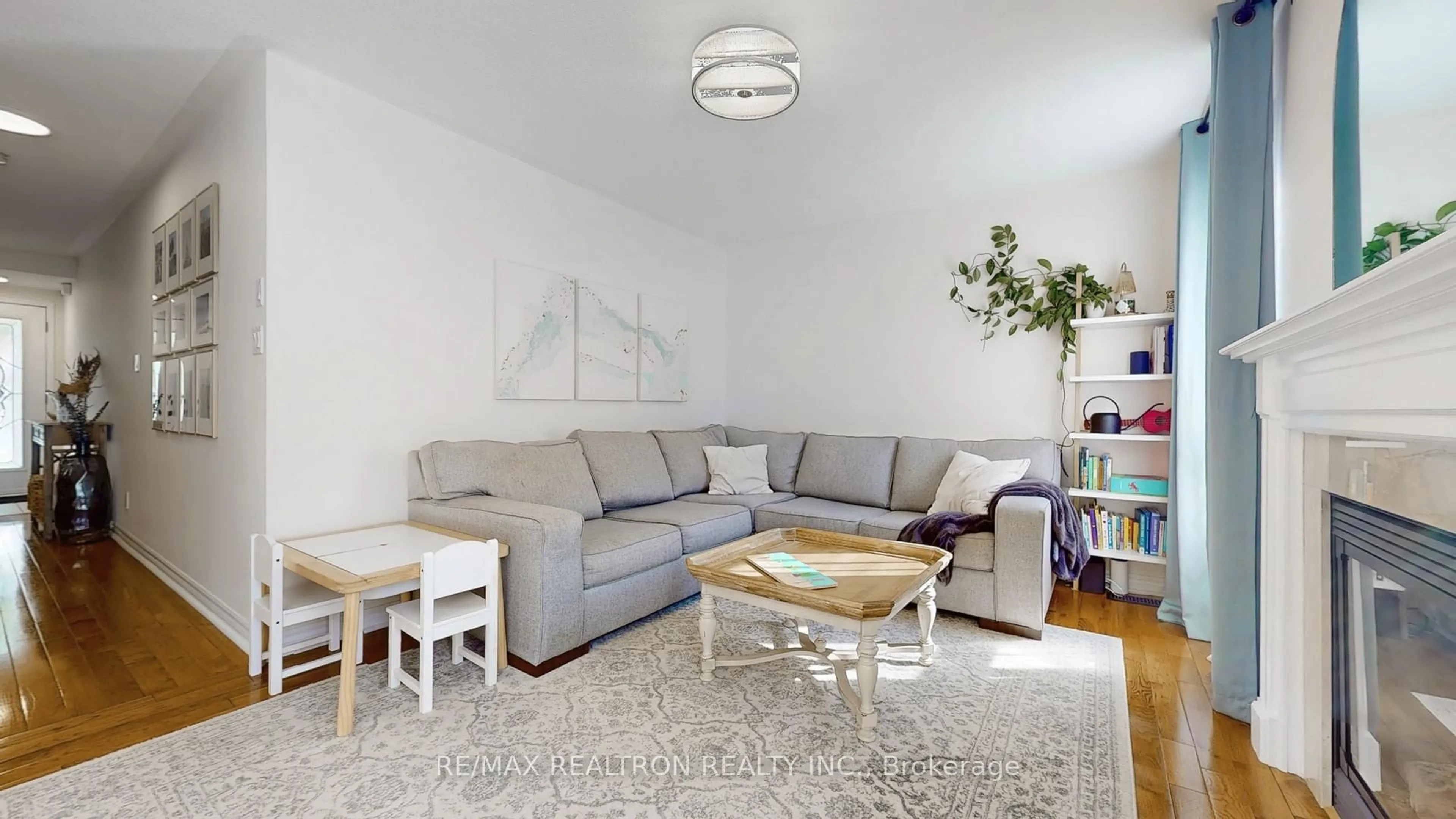 Living room with furniture, unknown for 129 Mynden Way, Newmarket Ontario L3X 3B7