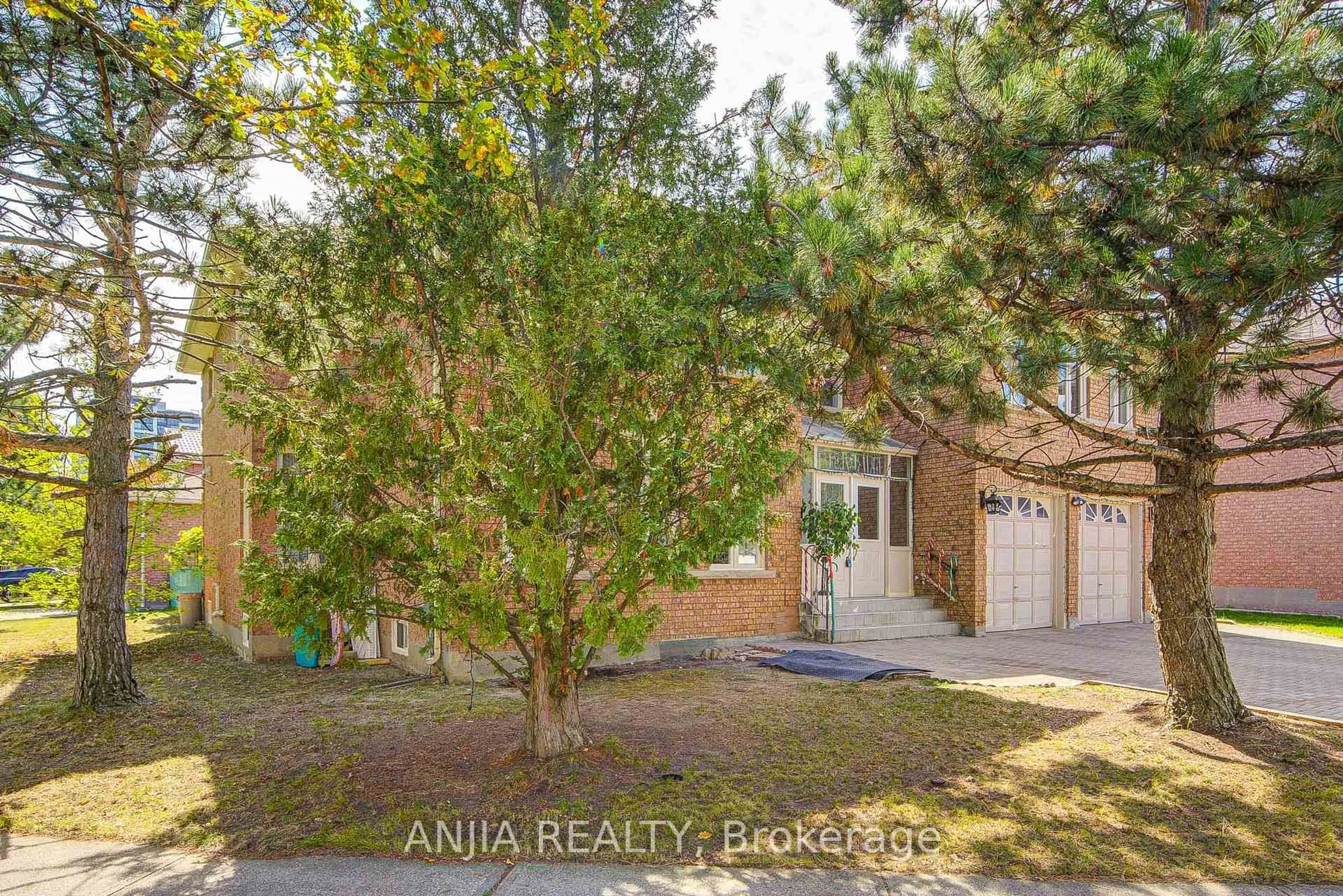 A pic from outside/outdoor area/front of a property/back of a property/a pic from drone, street for 20 Lady Lynn Cres, Richmond Hill Ontario L4B 3V4