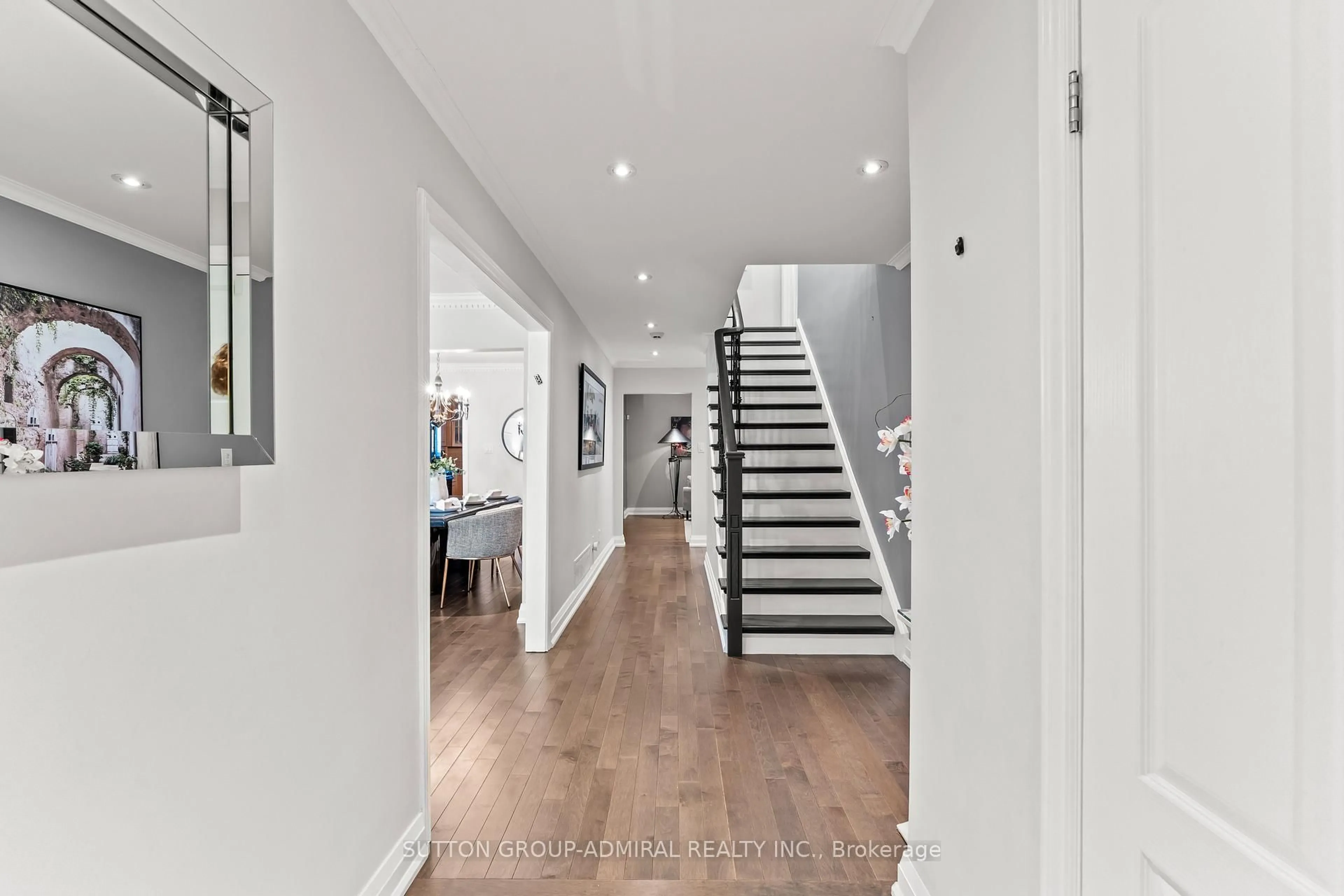 Indoor entryway for 32 Mayvern Cres, Richmond Hill Ontario L4C 5J6